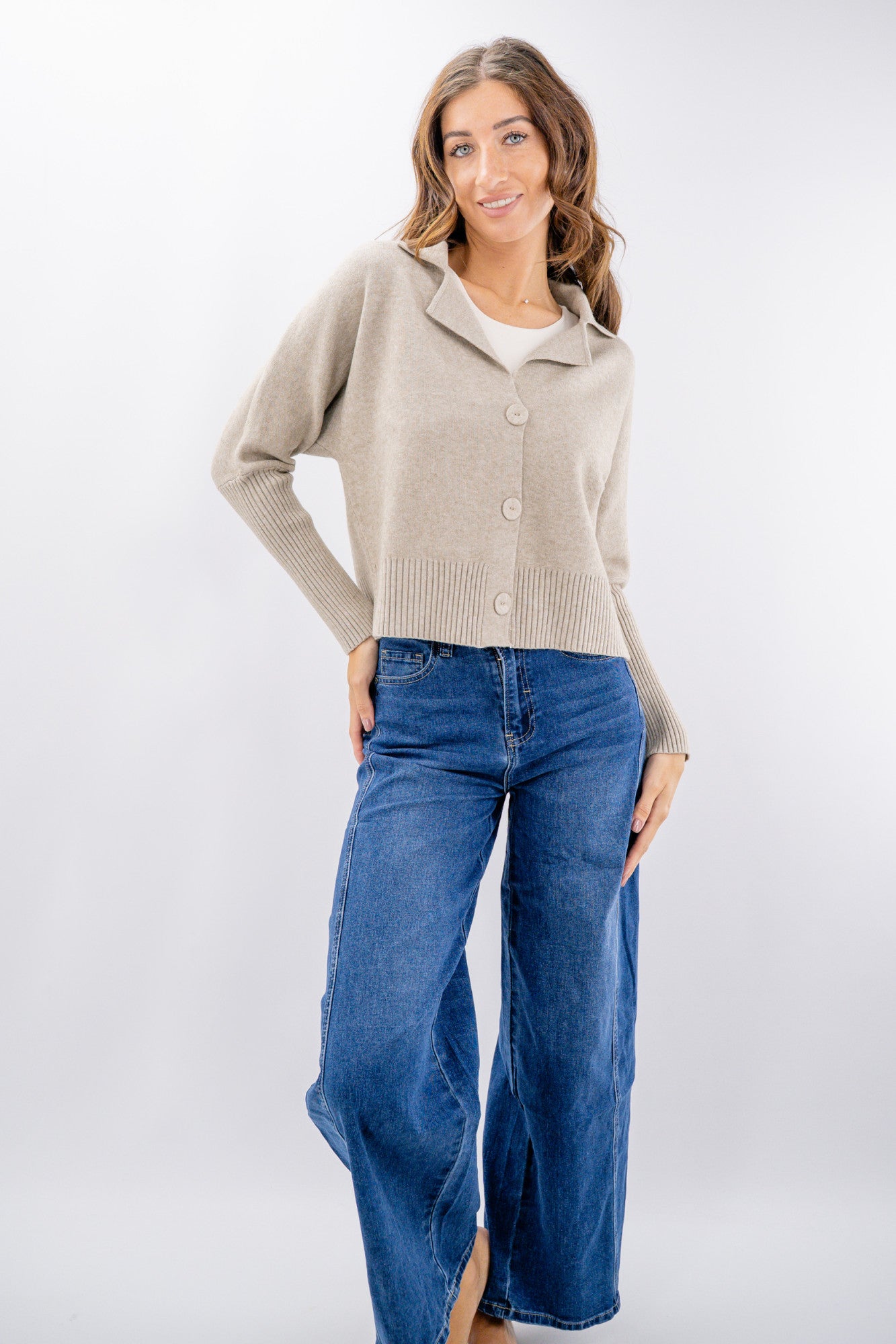 Cardigan corto con collo a revers e maxi bottoni