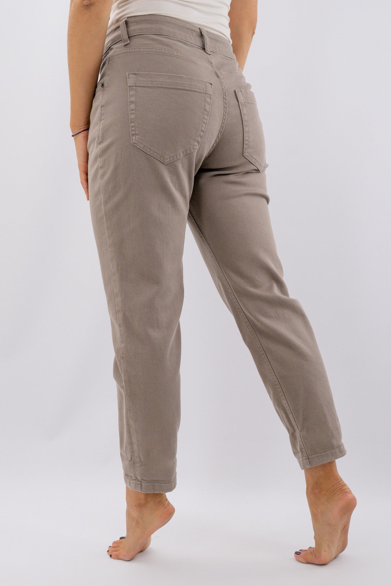 Pantaloni 5 tasche in twill stretch con fit dritto con x posteriore
