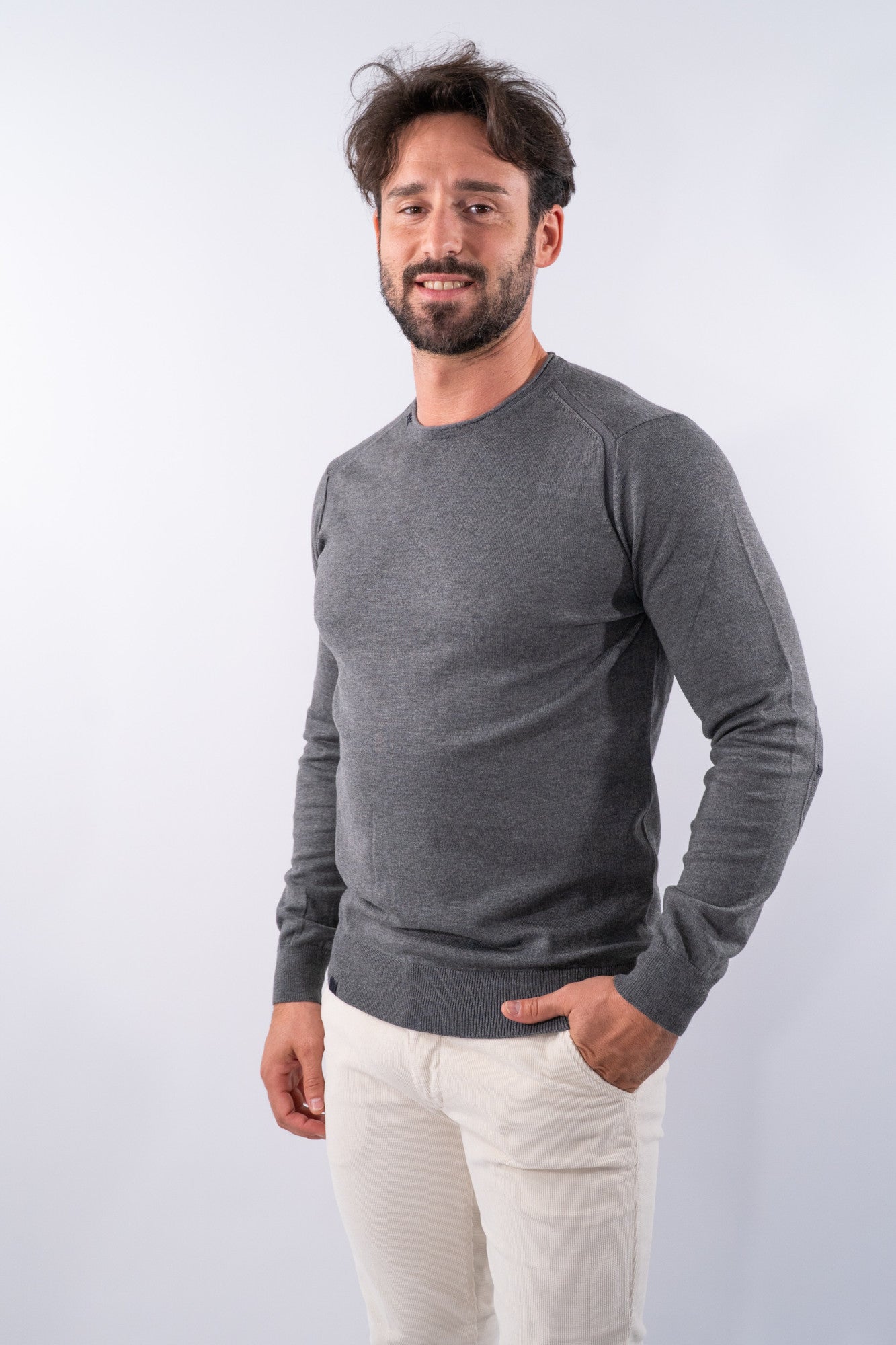 Maglia girocollo con toppe e ricamo decorativo