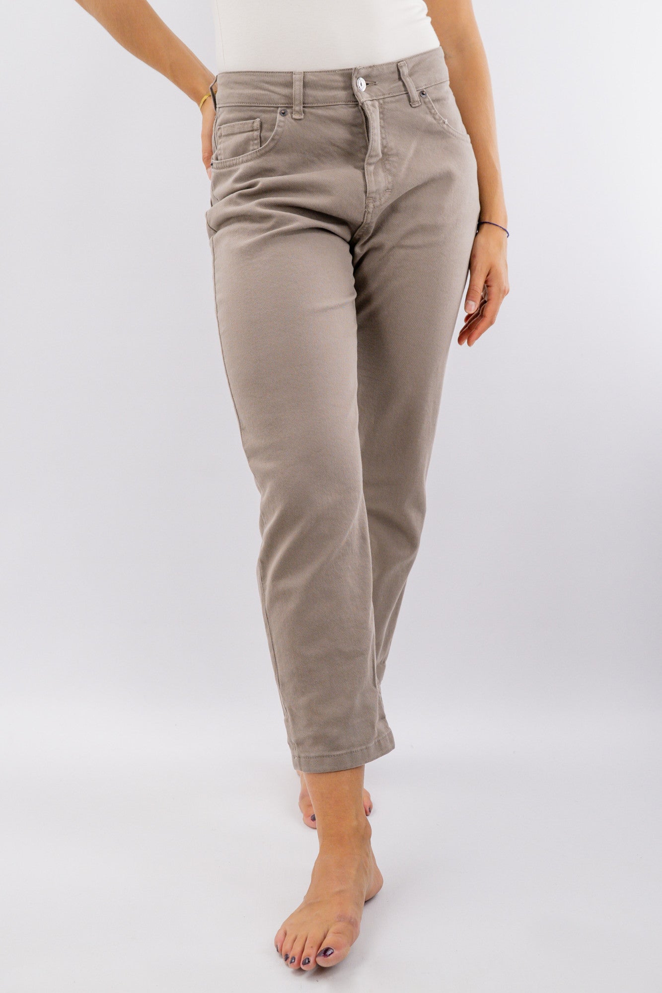 Pantaloni 5 tasche in twill stretch con fit dritto con x posteriore