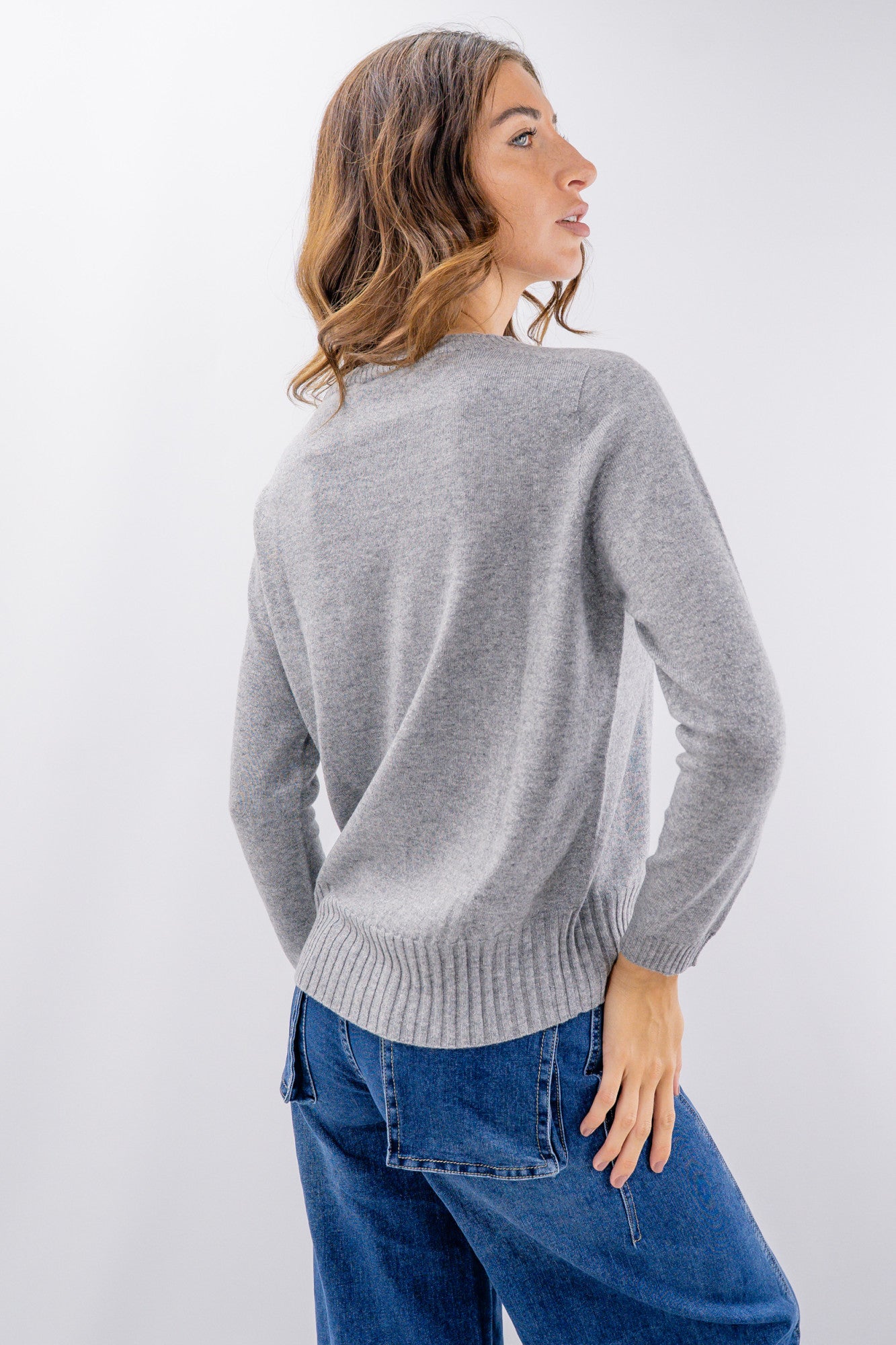 Maglia sportiva con collo barchetta e polsi a coste