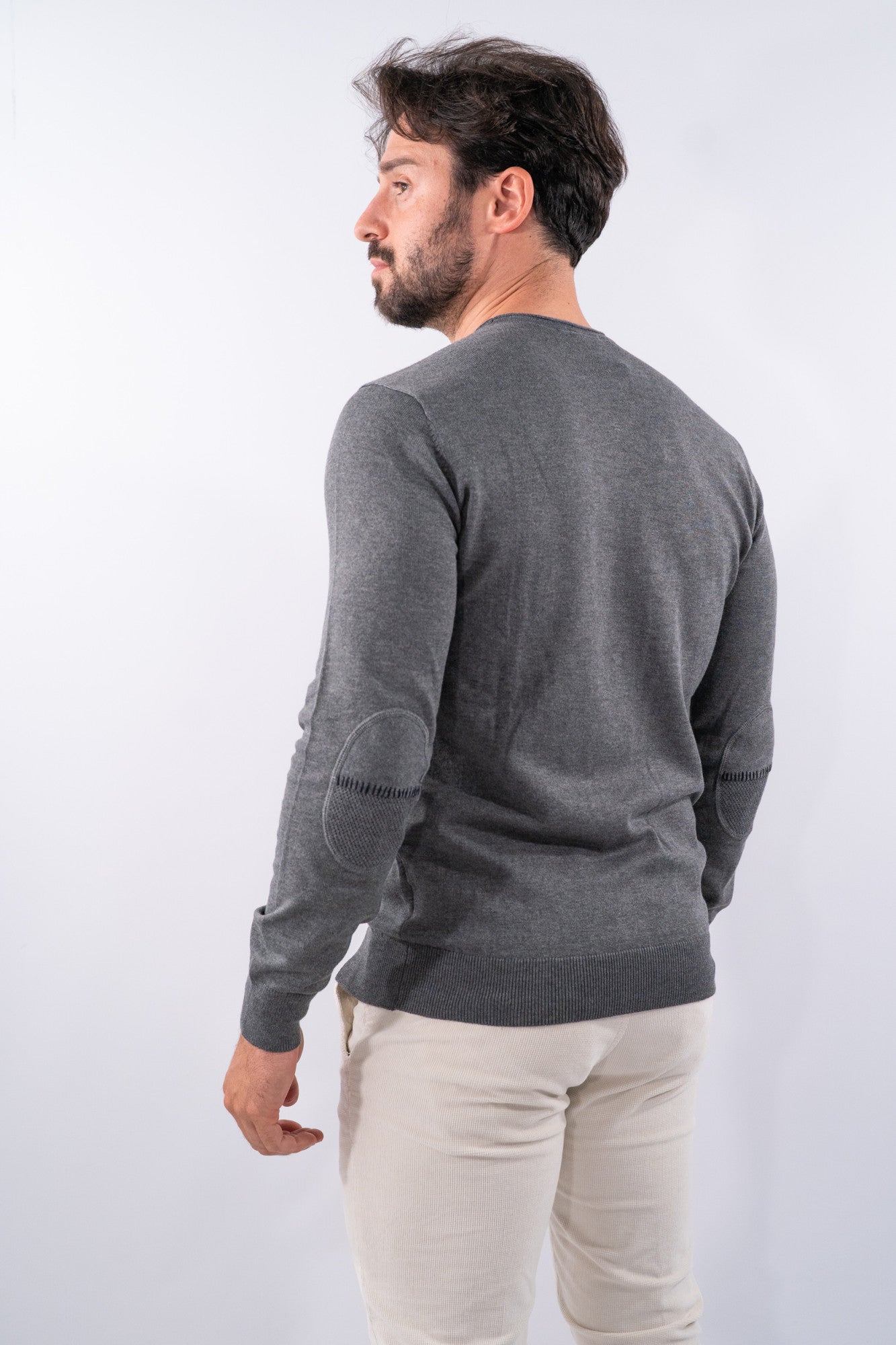 Maglia girocollo con toppe e ricamo decorativo