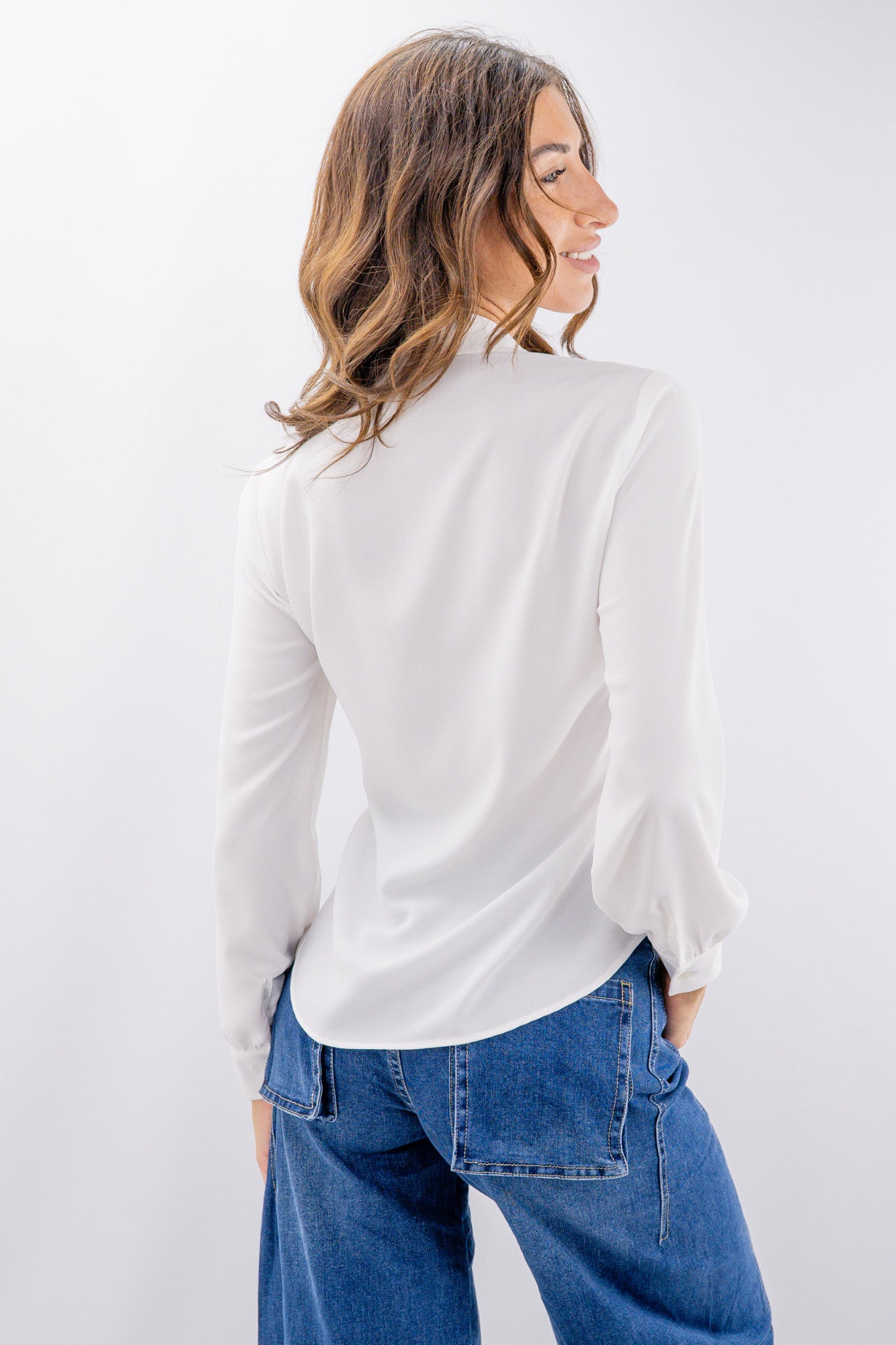 Camicia effetto raso elegante ed essenziale