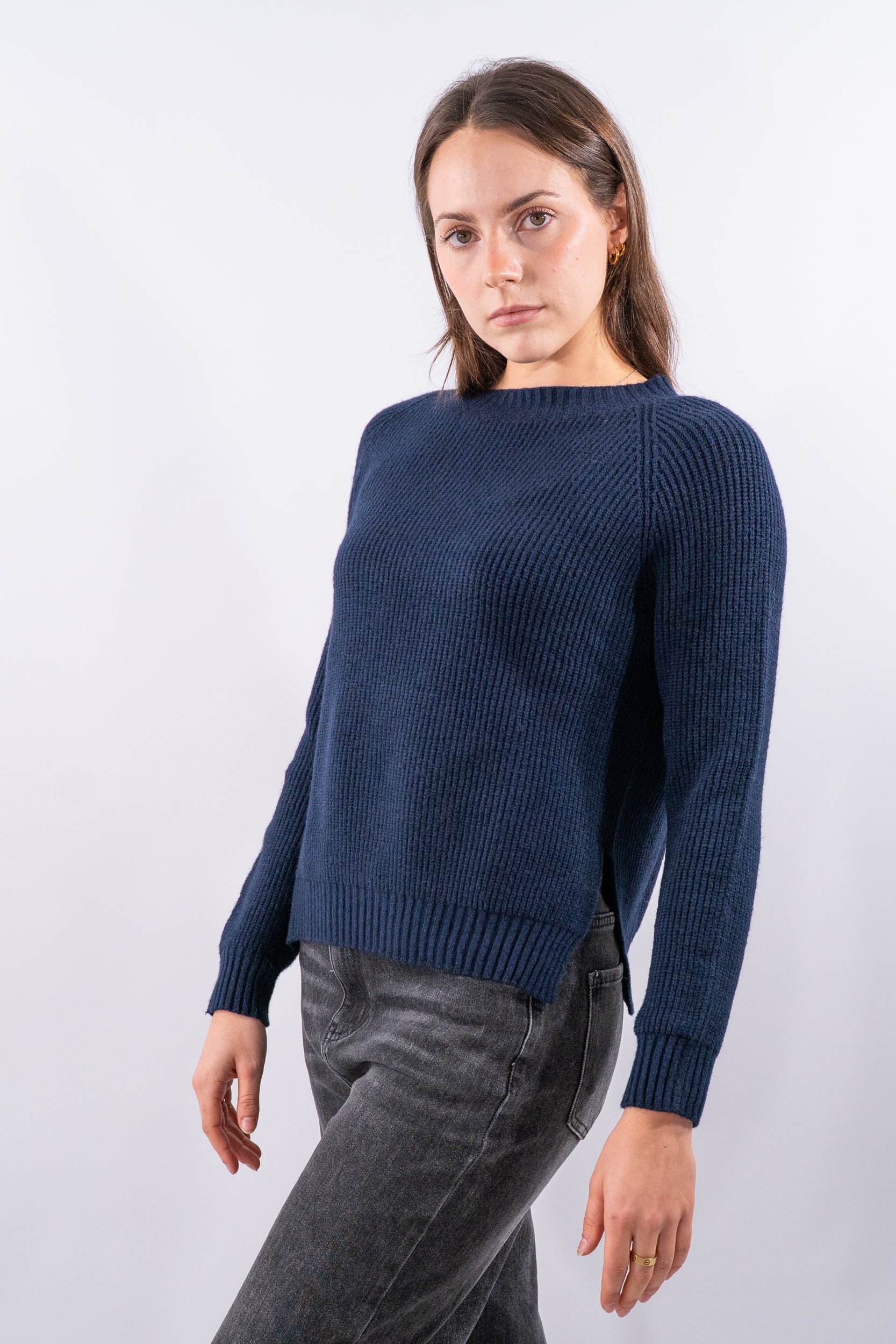 Maglia a coste con spacchi laterali