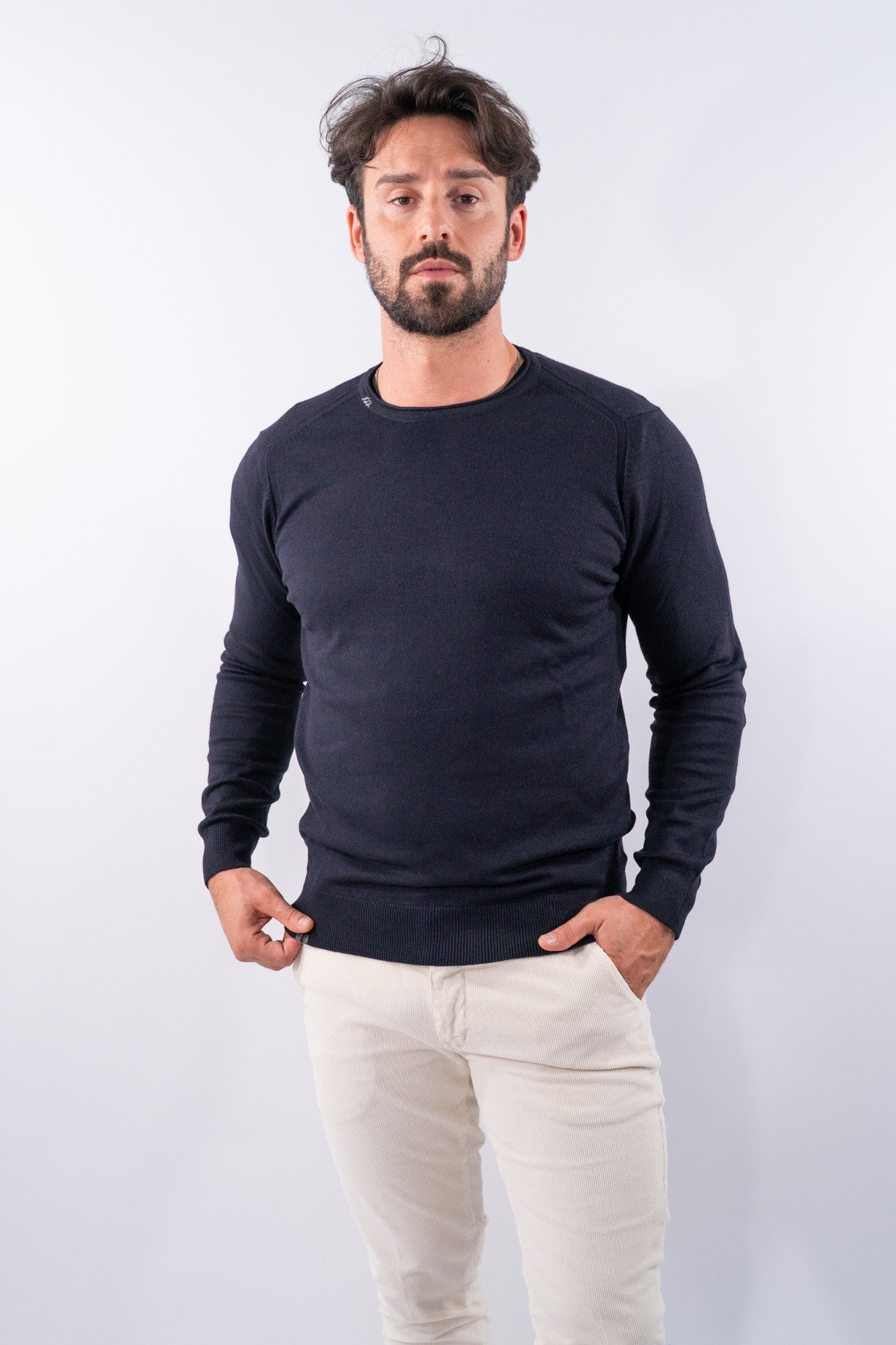 Maglia girocollo con toppe e ricamo decorativo