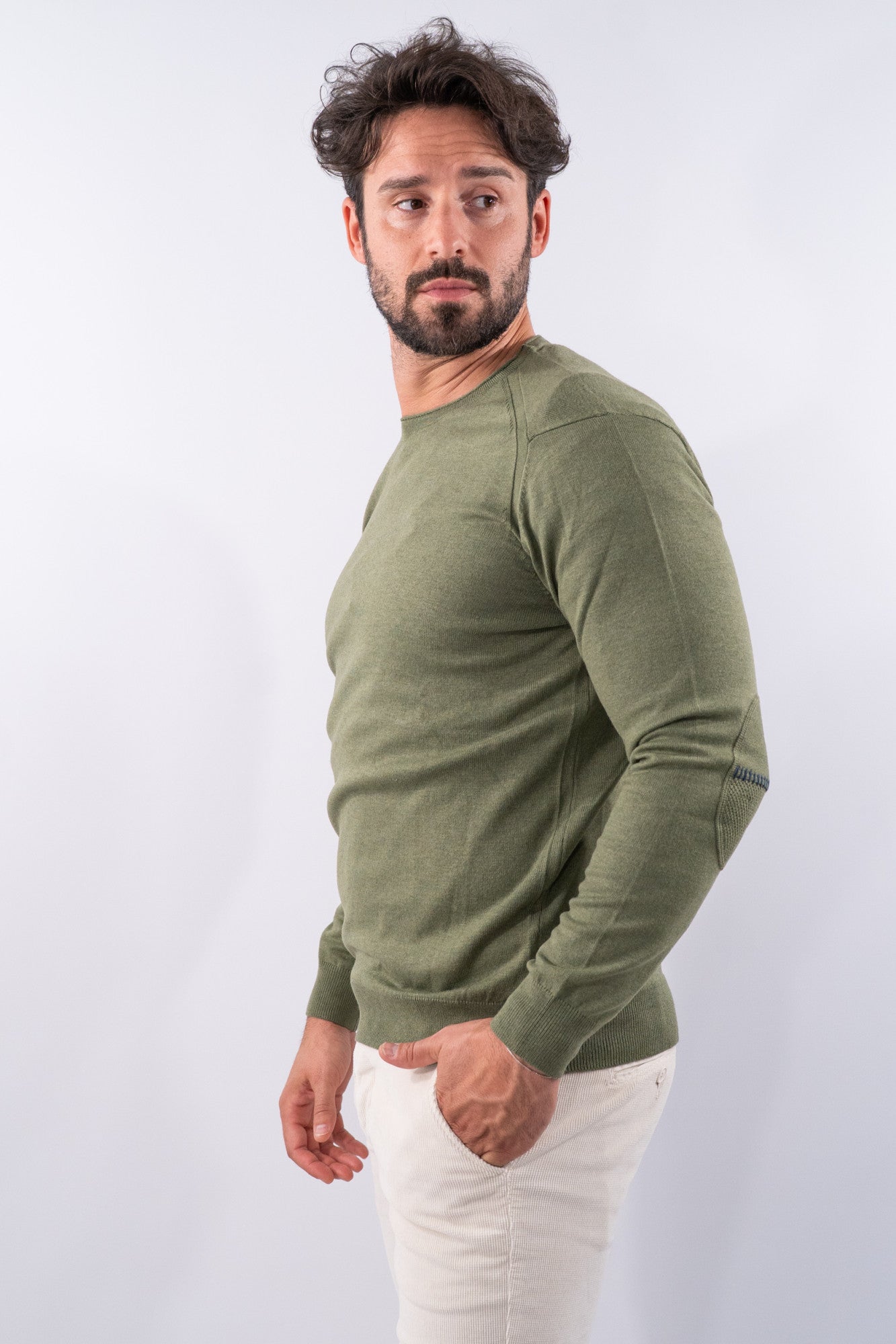 Maglia girocollo con toppe e ricamo decorativo