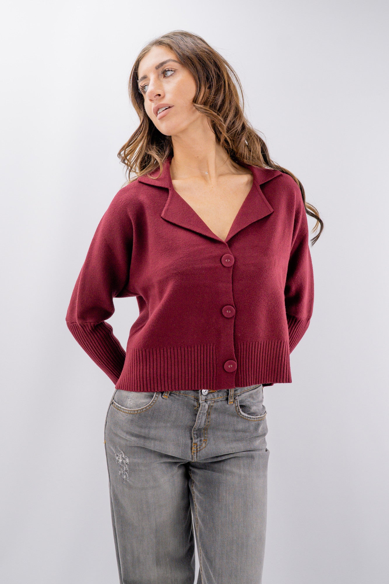 Cardigan corto con collo a revers e maxi bottoni