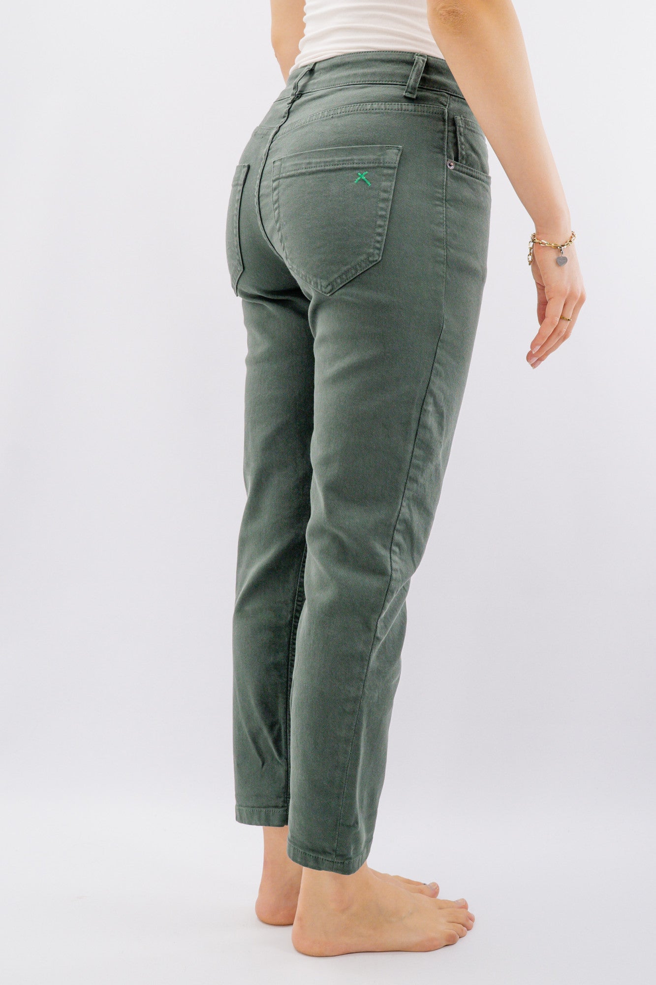 Pantaloni 5 tasche in twill stretch con fit dritto con x posteriore