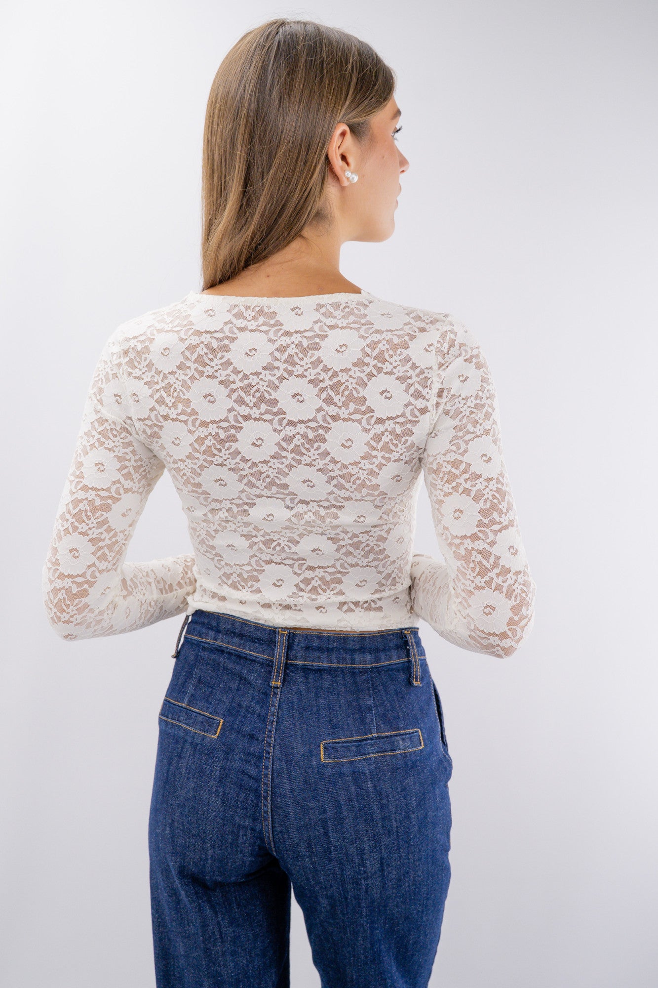 Maglia in pizzo trasparente con scollo a V