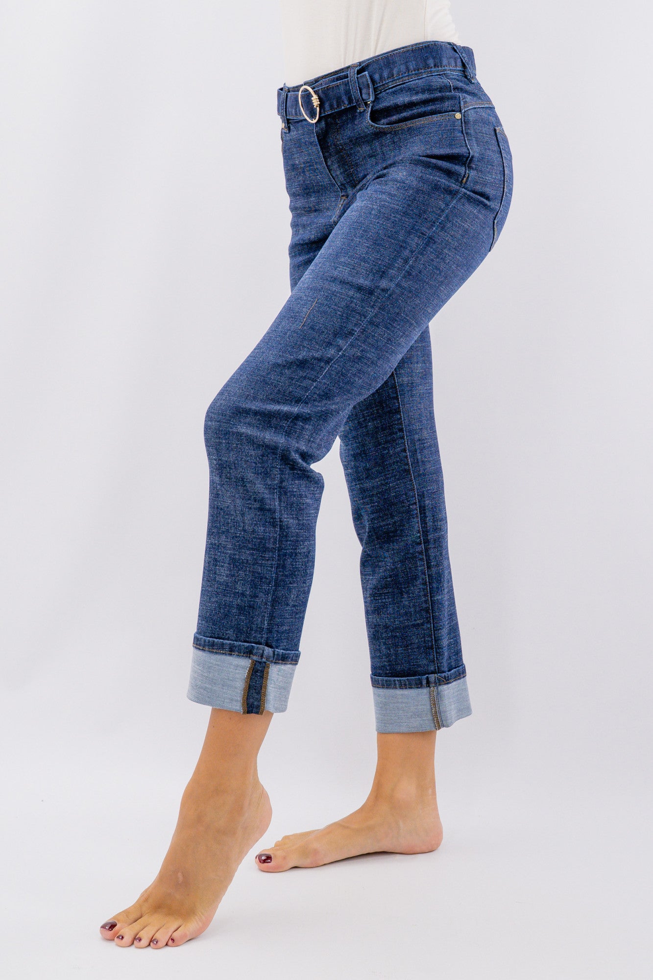 Jeans capri cropped con cintura ad anello e orlo risvoltato