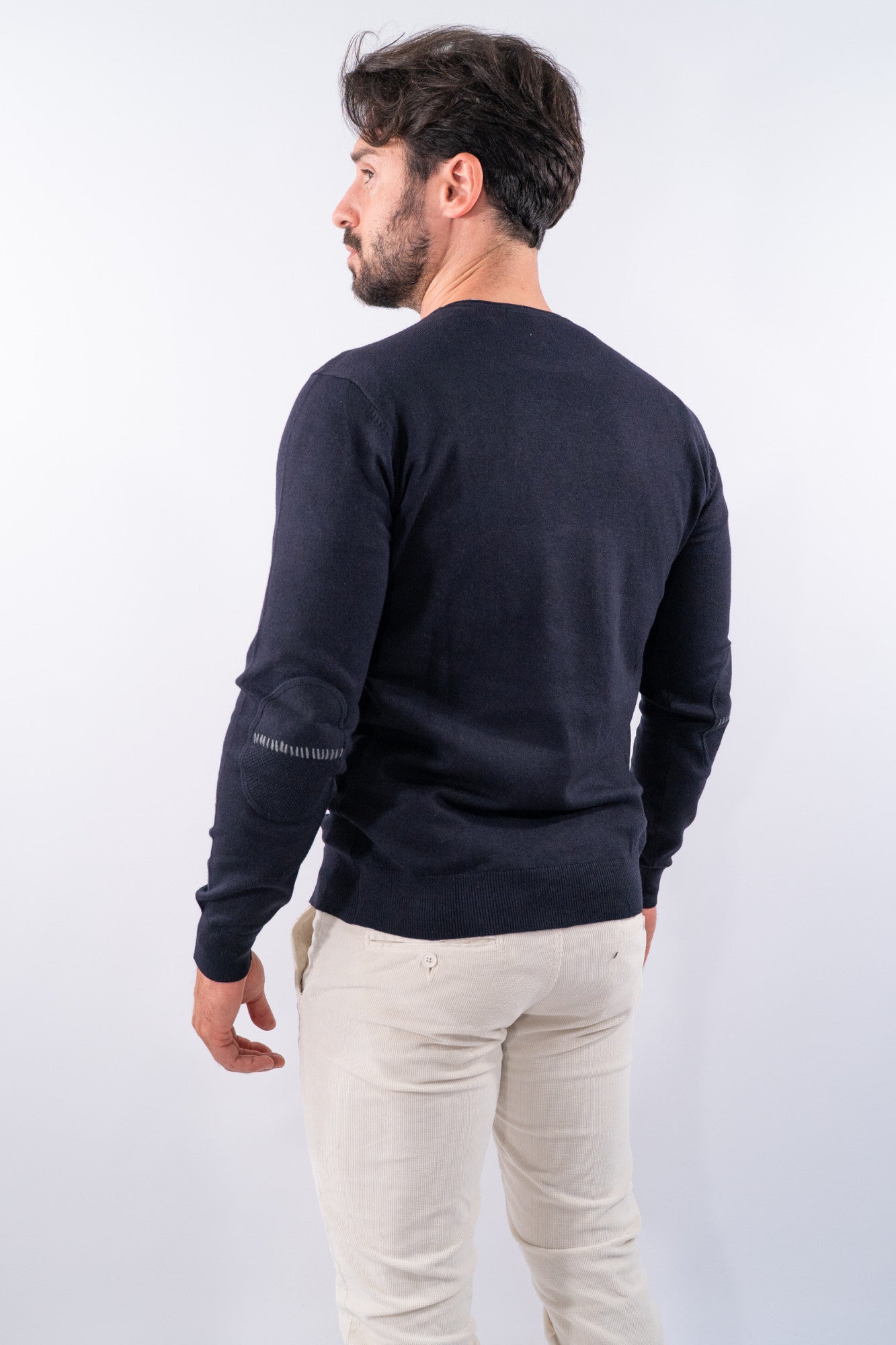 Maglia girocollo con toppe e ricamo decorativo