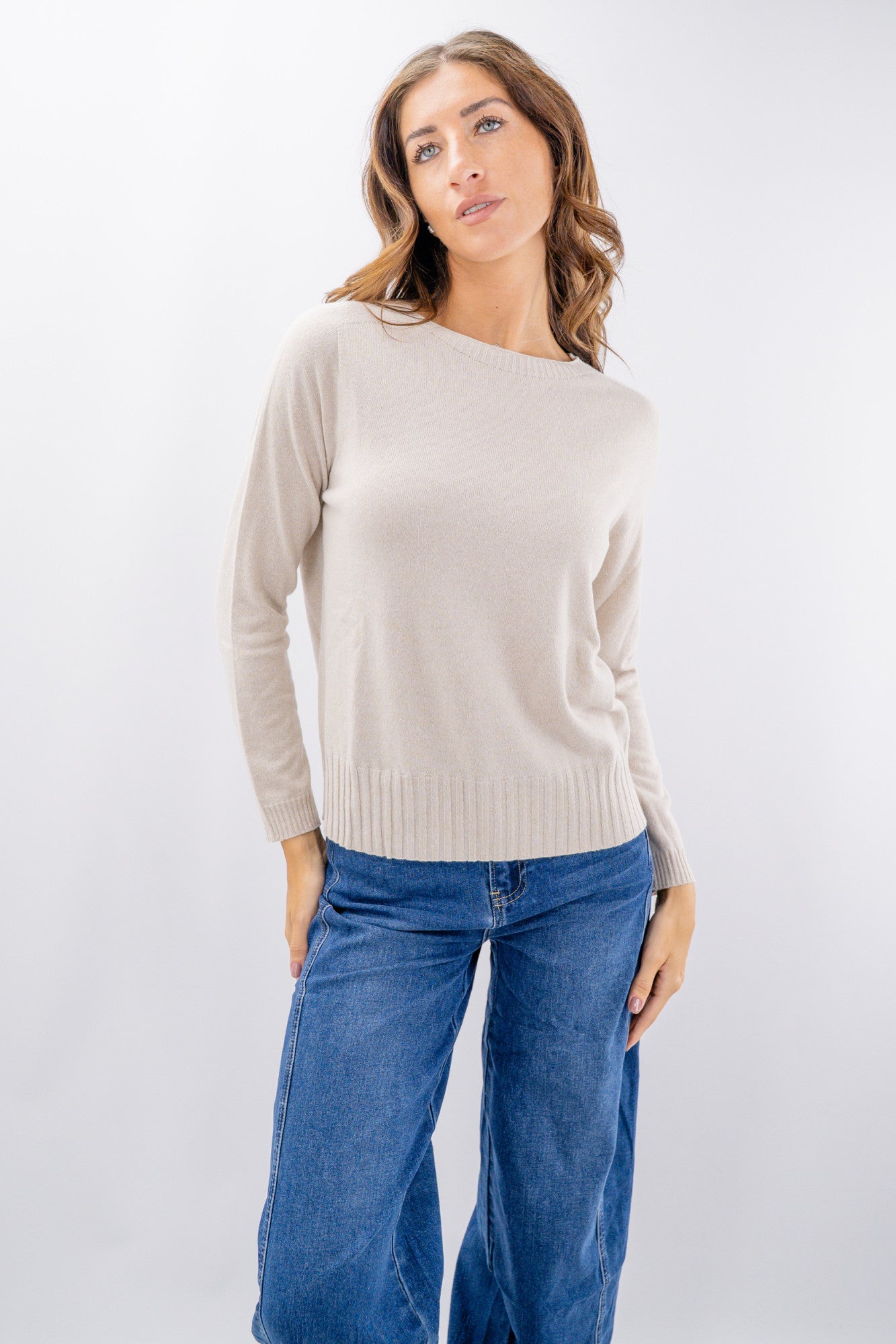 Maglia sportiva con collo barchetta e polsi a coste