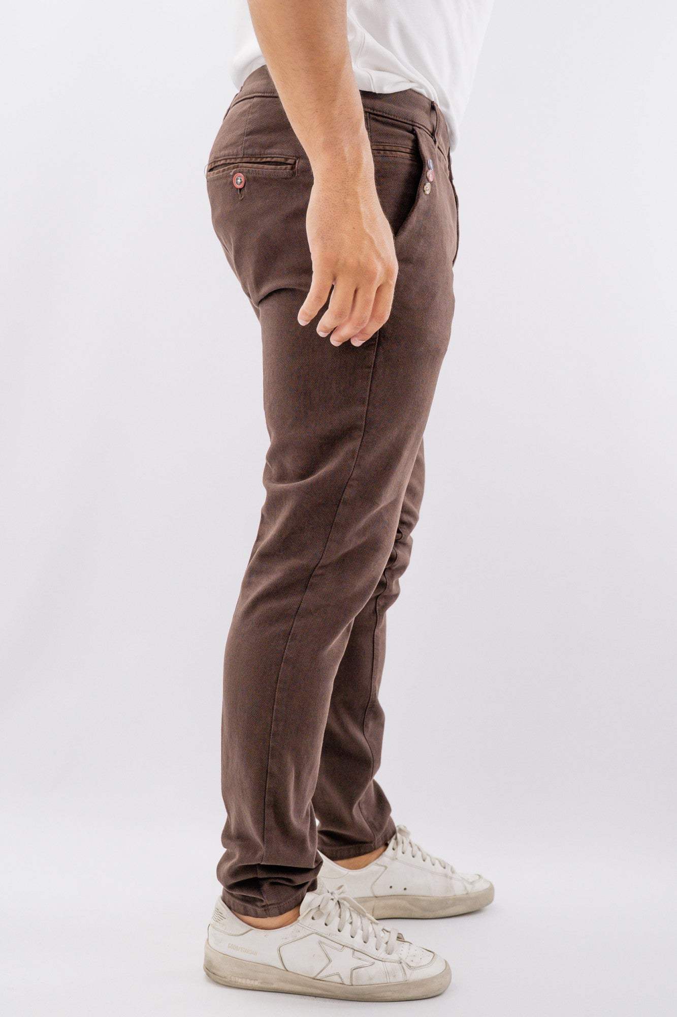Pantalone basico con linea asciutta e dettaglio bottoncini