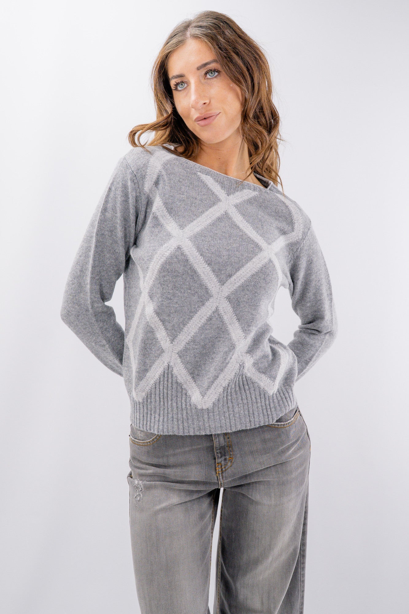 Maglioncino girocollo in misto lana e cashmere con rombi intarsiati