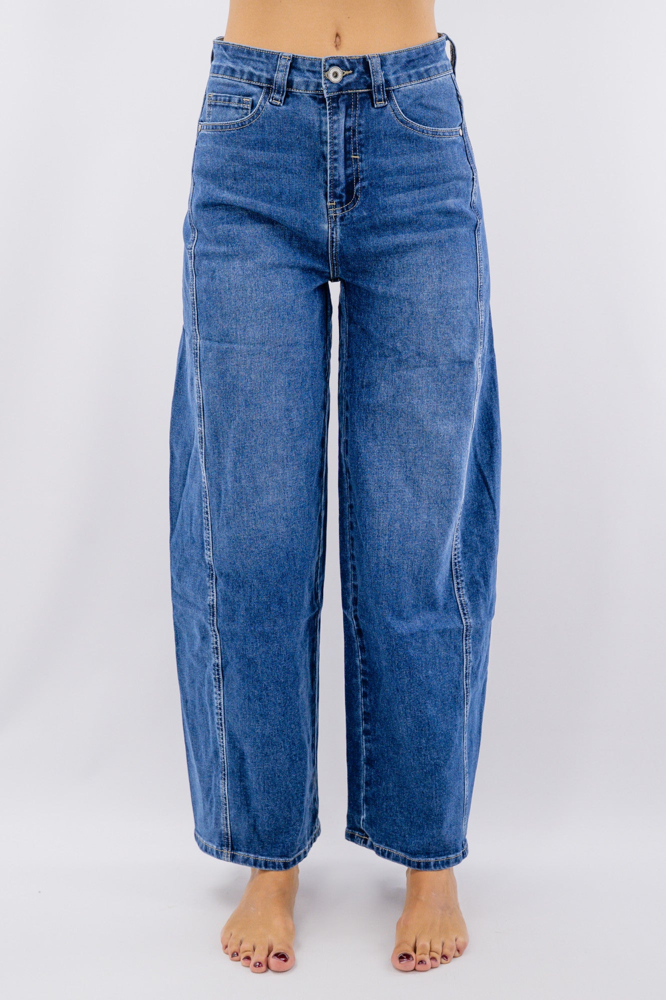 Jeans wide leg con tasche sovrapposte e tagli sagomati