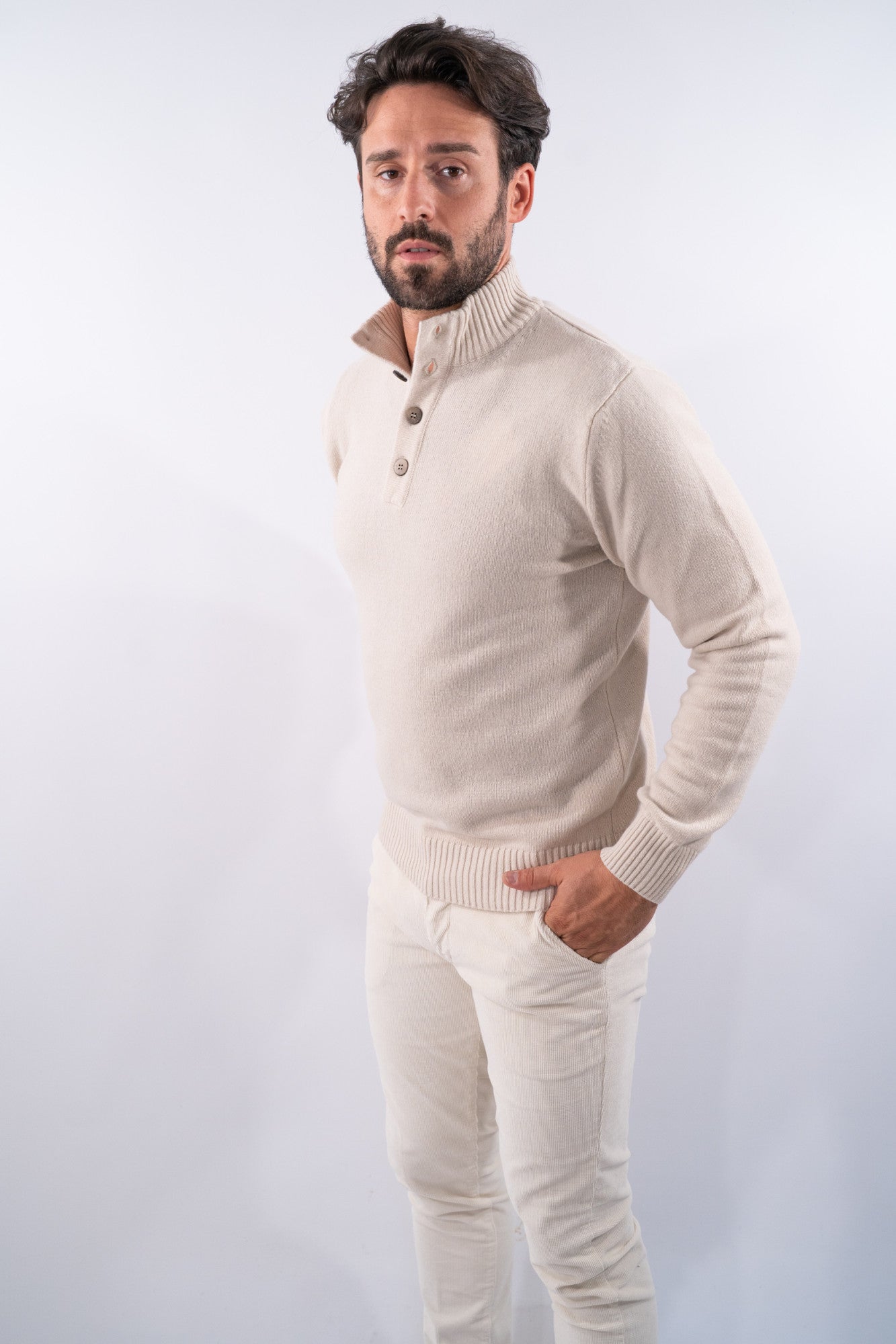 Maglione a lupetto con bottoni