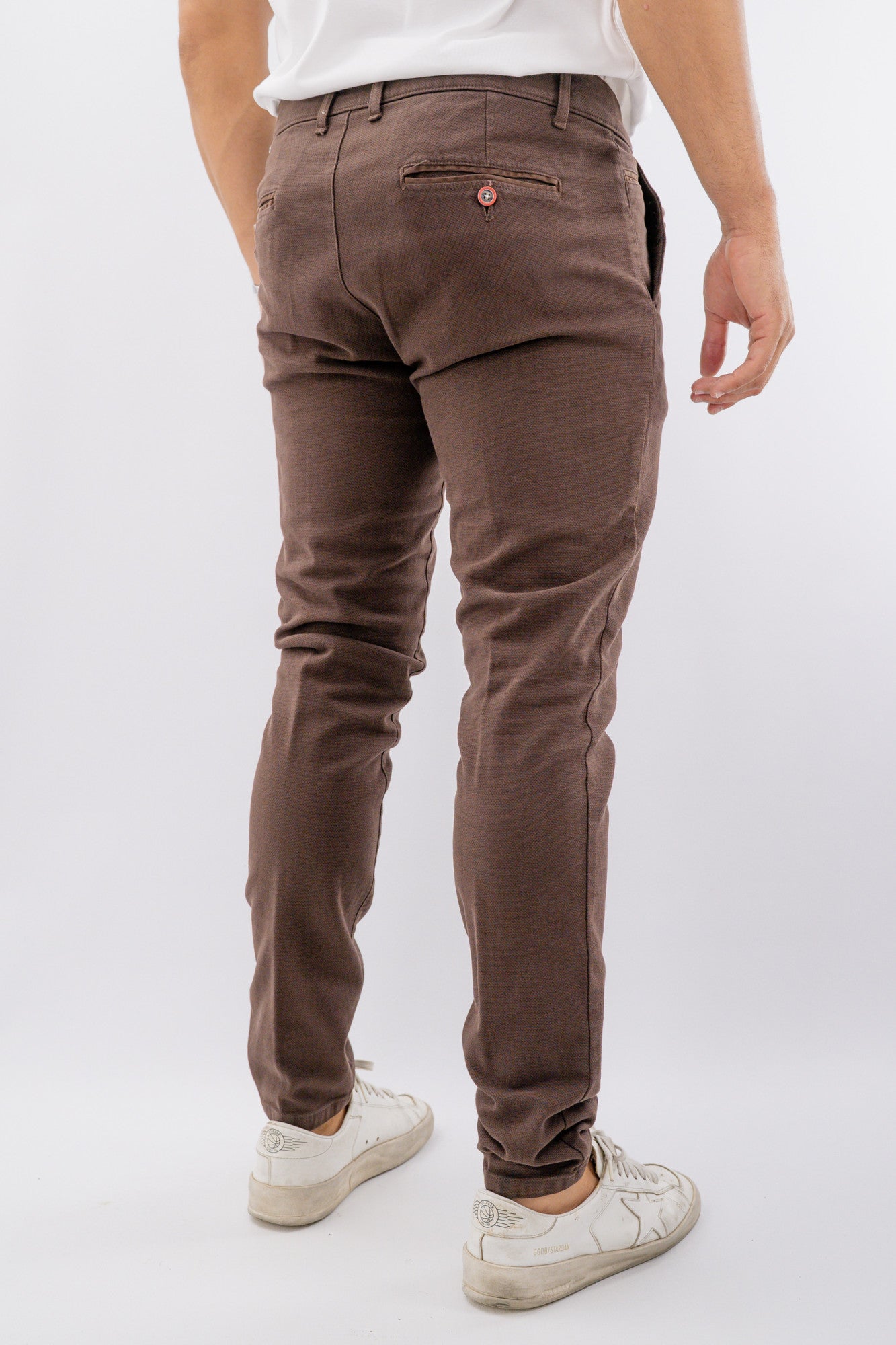 Pantalone basico con linea asciutta e dettaglio bottoncini