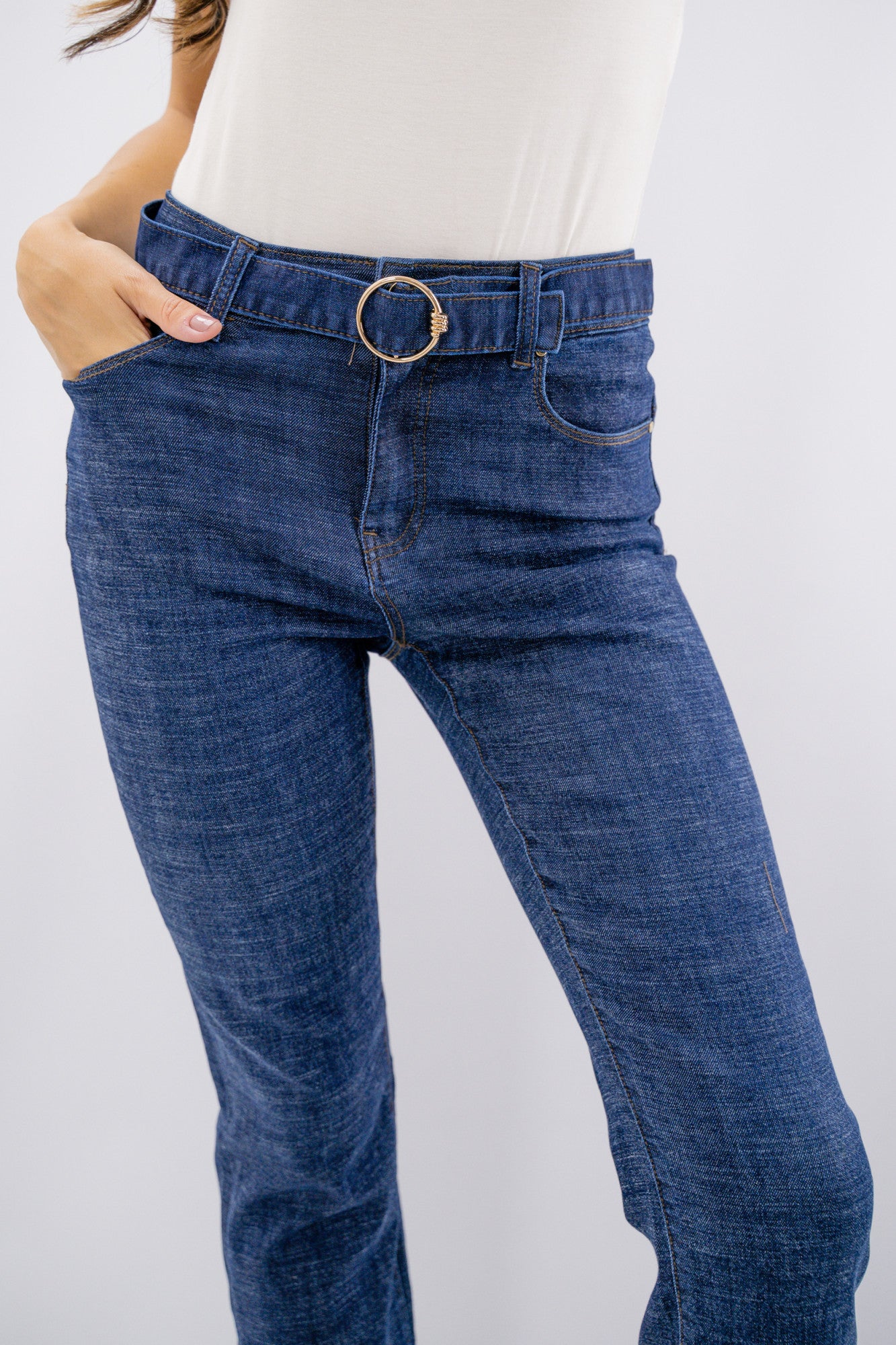 Jeans capri cropped con cintura ad anello e orlo risvoltato
