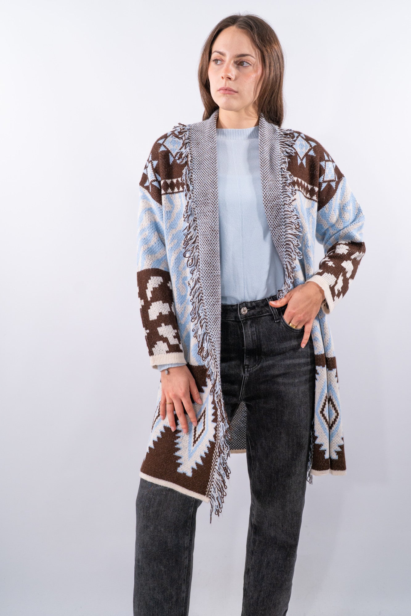Cardigan lungo in maglia jacquard con profili frangiati