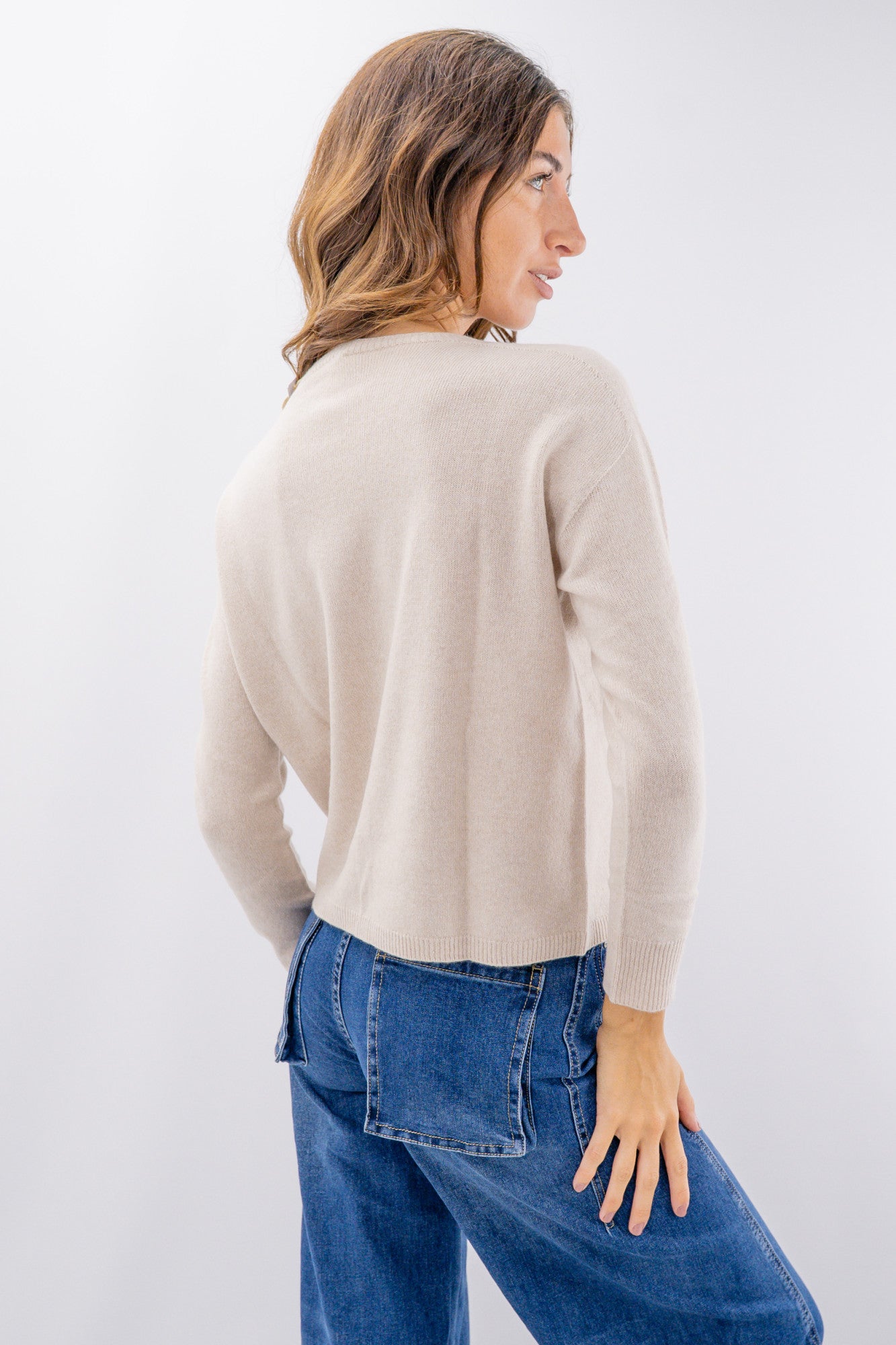 Maglia essenziale in misto lana e cashmere con collo barchetta