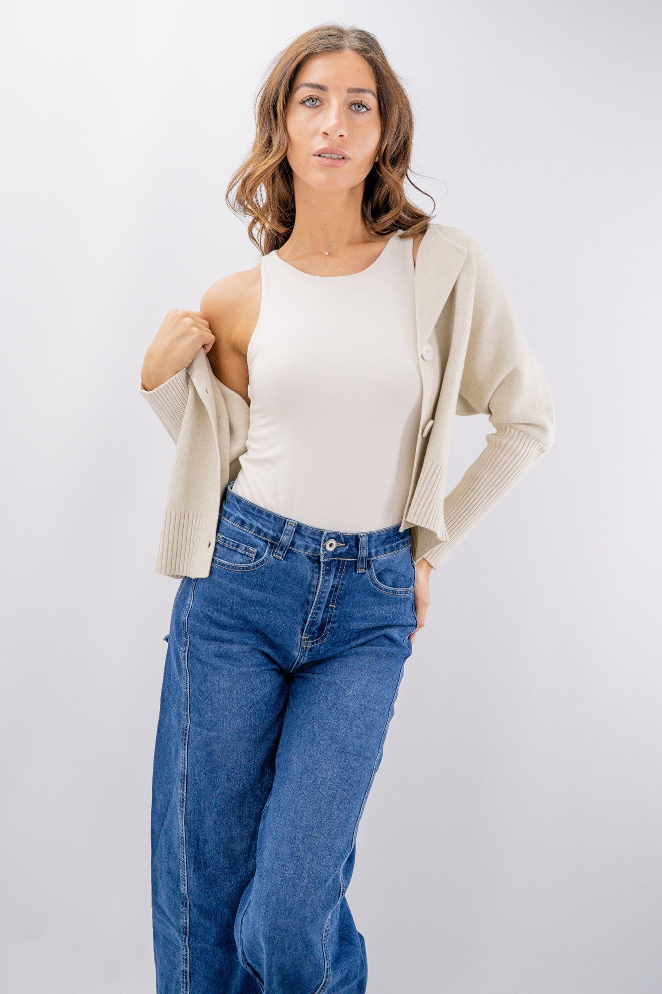Cardigan corto con collo a revers e maxi bottoni