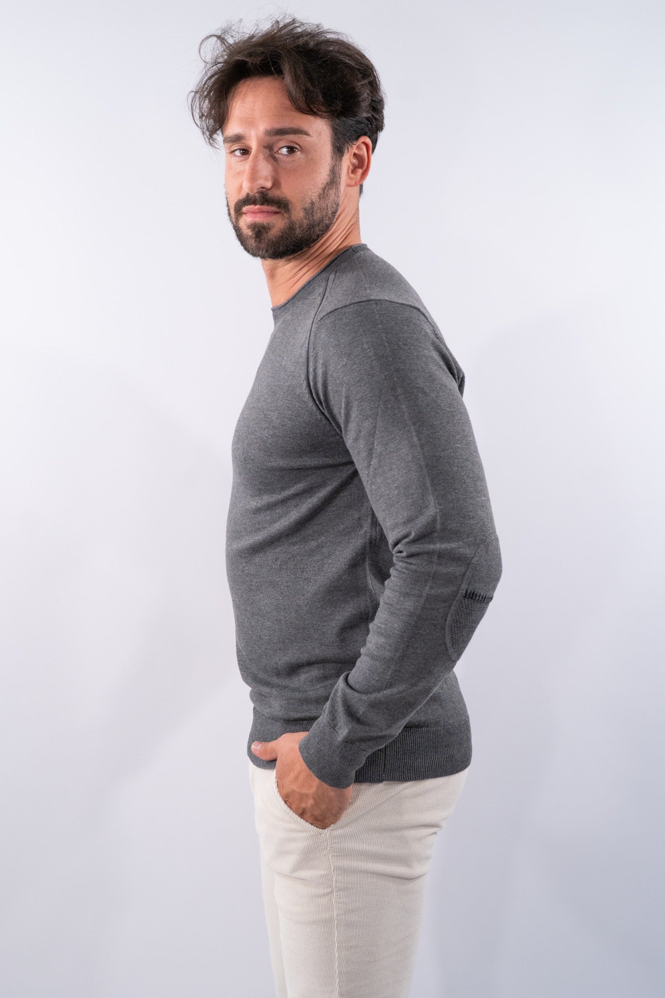 Maglia girocollo con toppe e ricamo decorativo