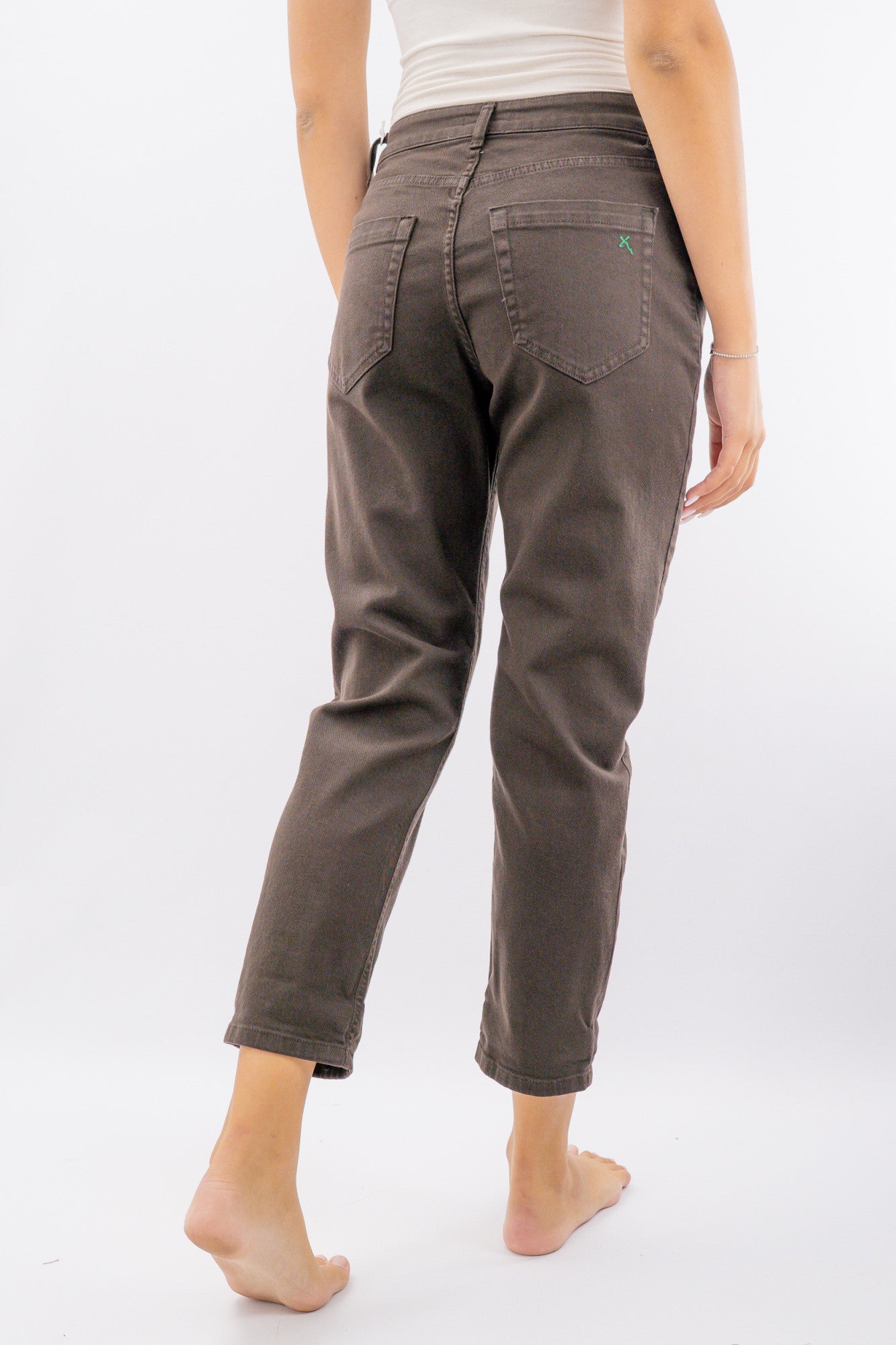 Pantaloni 5 tasche in twill stretch con fit dritto con x posteriore