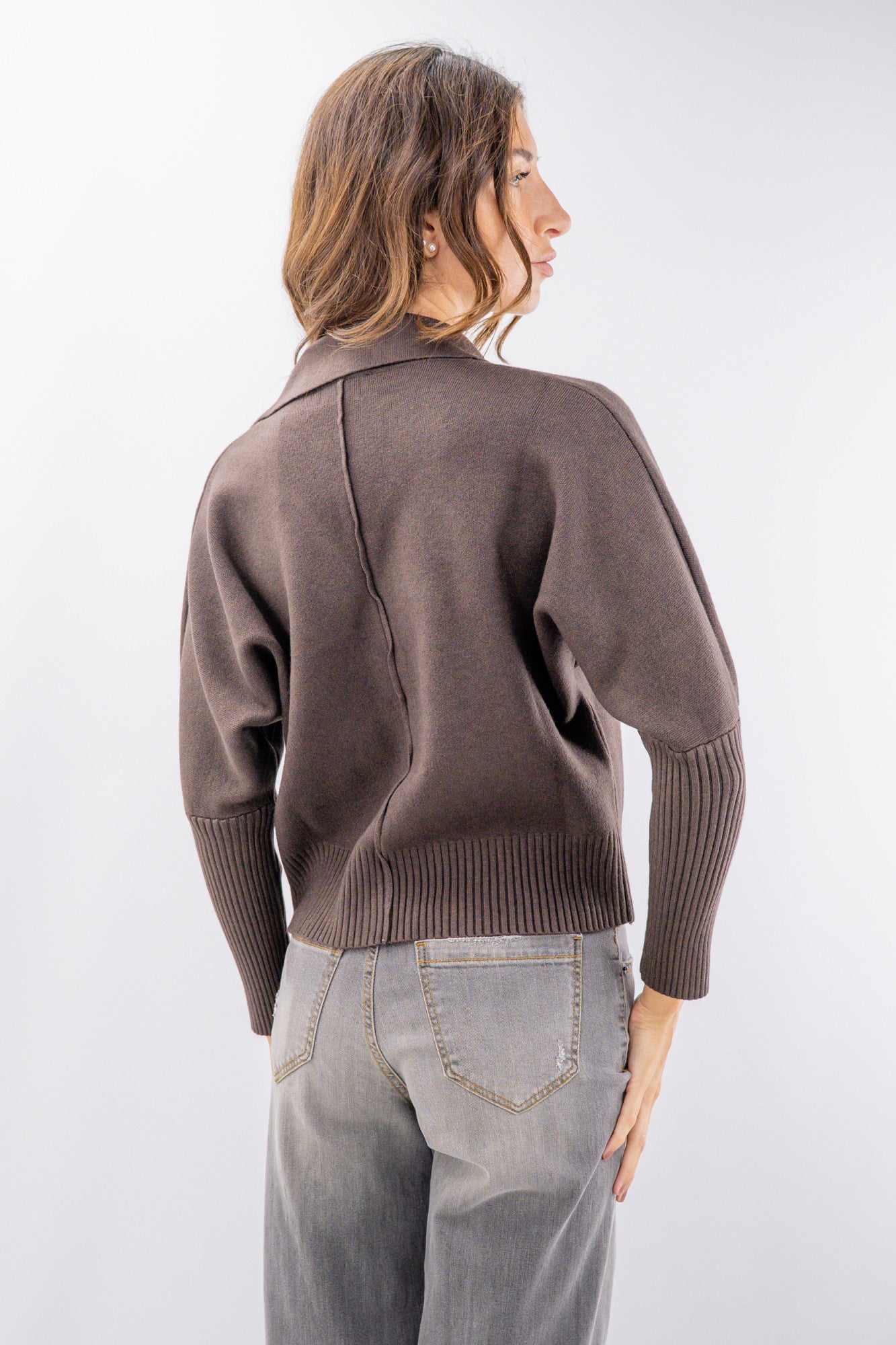 Cardigan corto con collo a revers e maxi bottoni