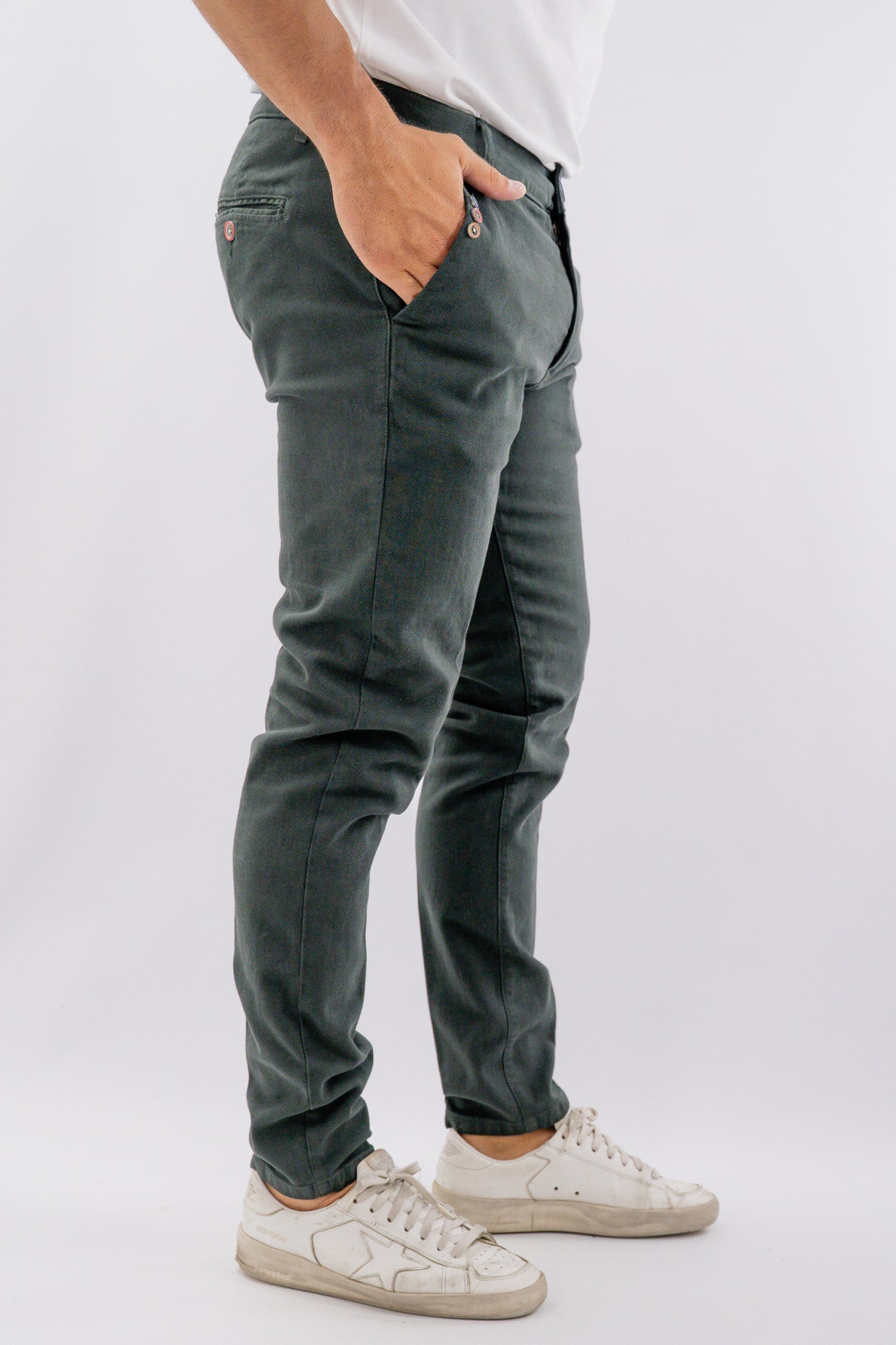Pantalone basico con linea asciutta e dettaglio bottoncini