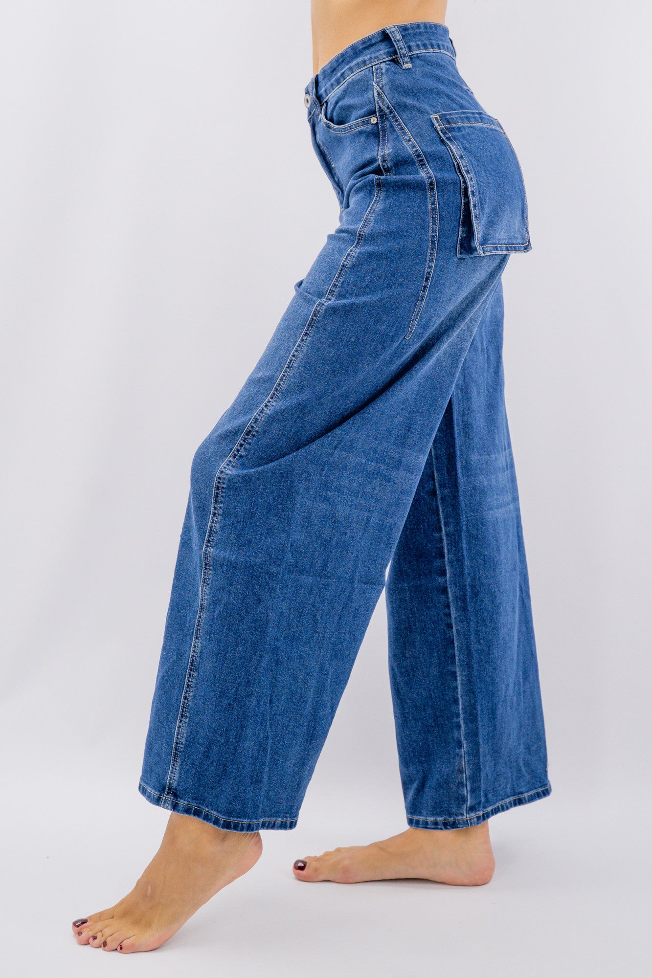 Jeans wide leg con tasche sovrapposte e tagli sagomati