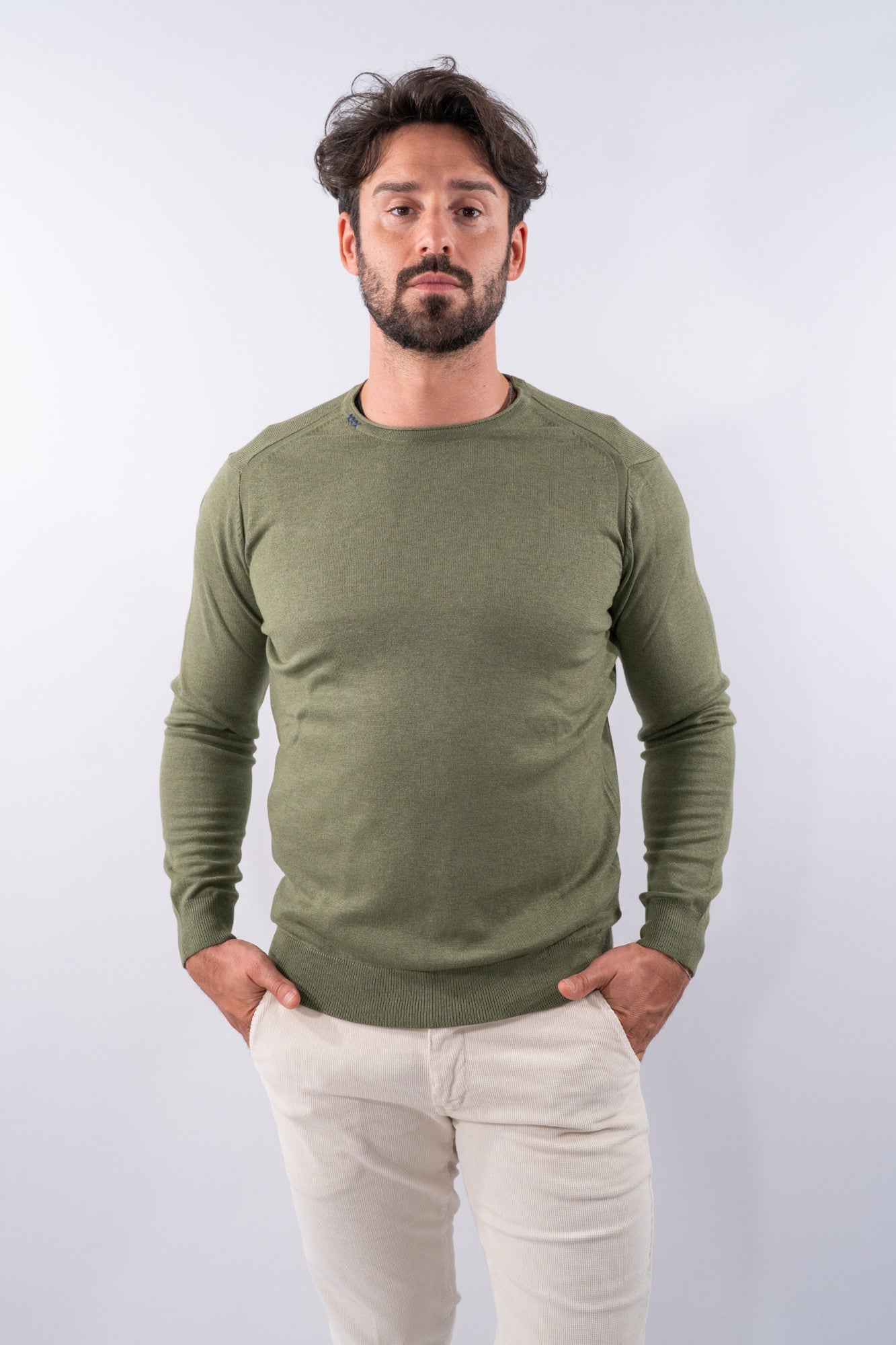 Maglia girocollo con toppe e ricamo decorativo
