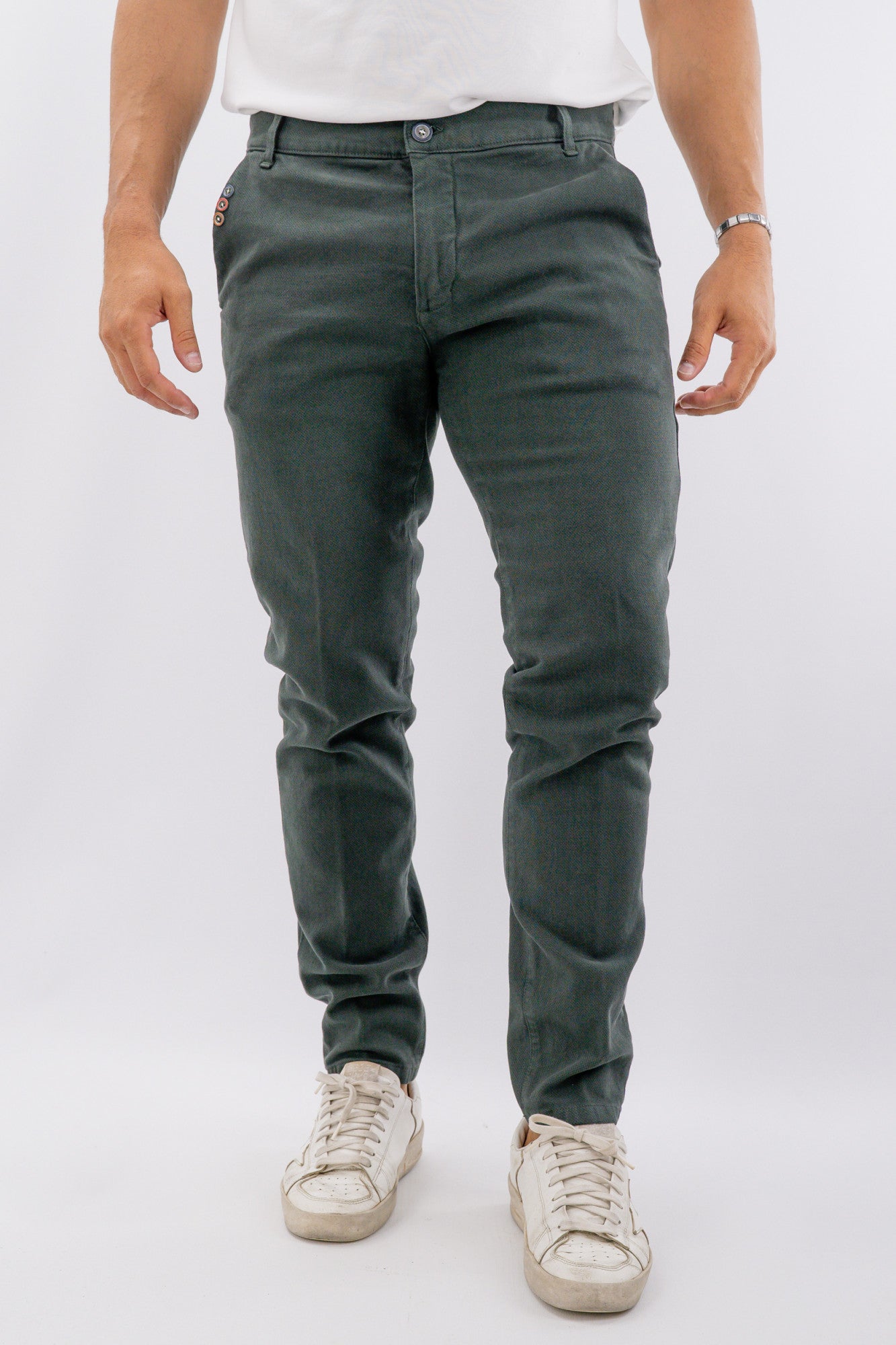 Pantalone basico con linea asciutta e dettaglio bottoncini