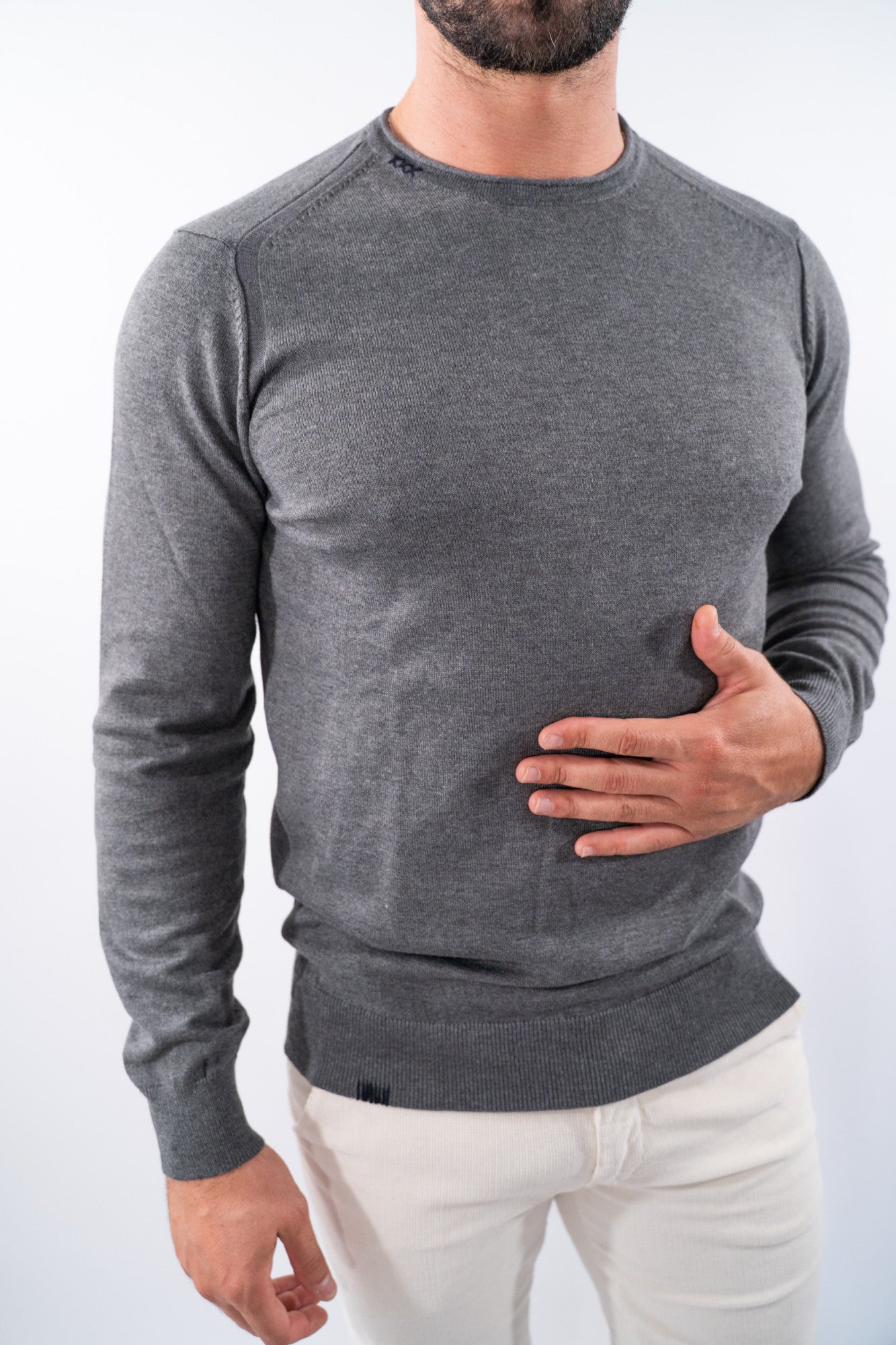 Maglia girocollo con toppe e ricamo decorativo