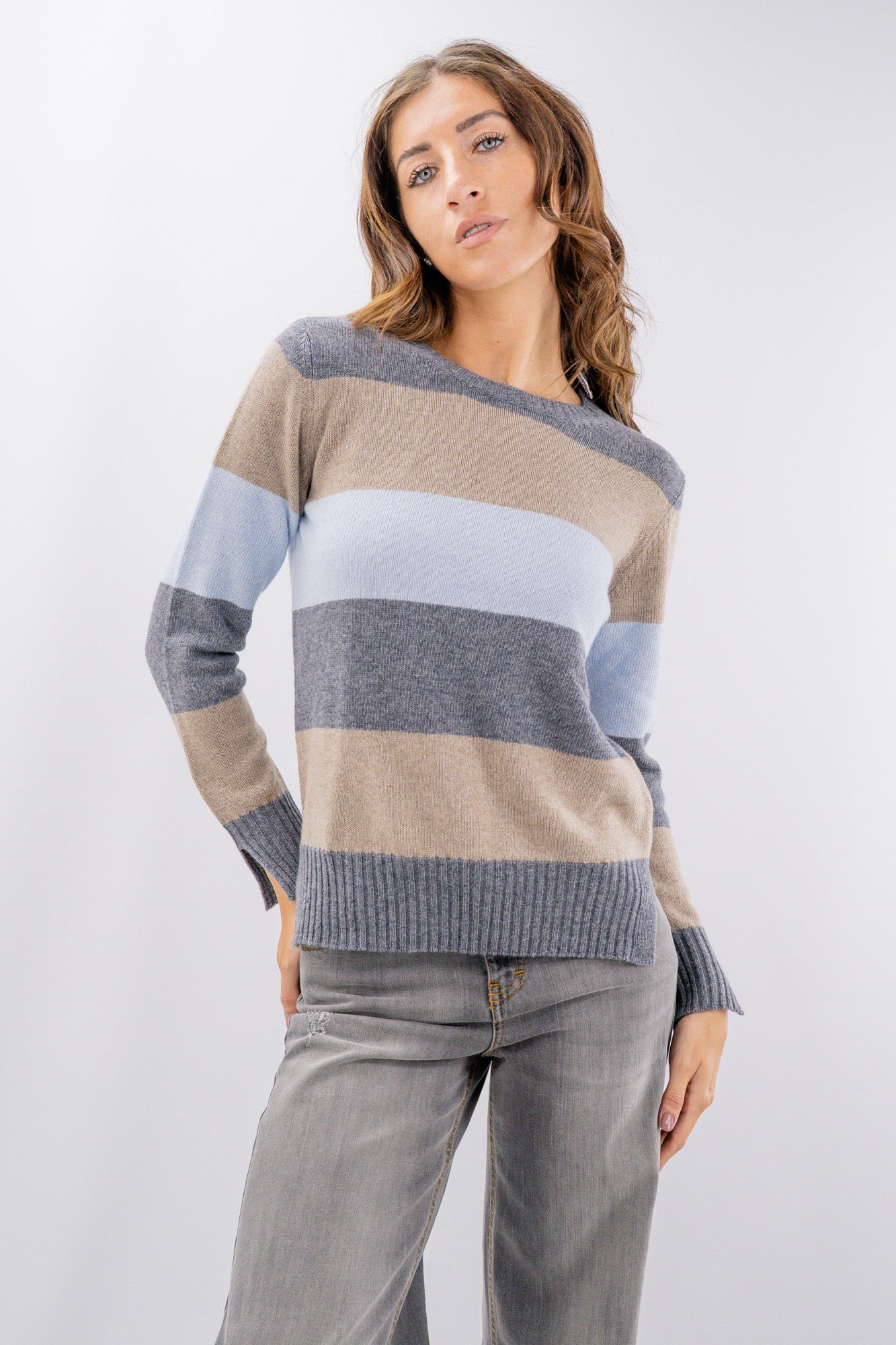 Maglioncino a righe dritto in calda lana e cashmere con spacchi