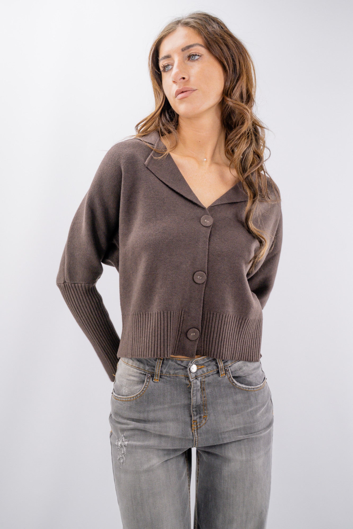 Cardigan corto con collo a revers e maxi bottoni