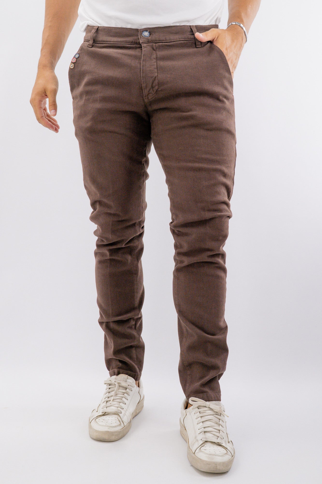 Pantalone basico con linea asciutta e dettaglio bottoncini