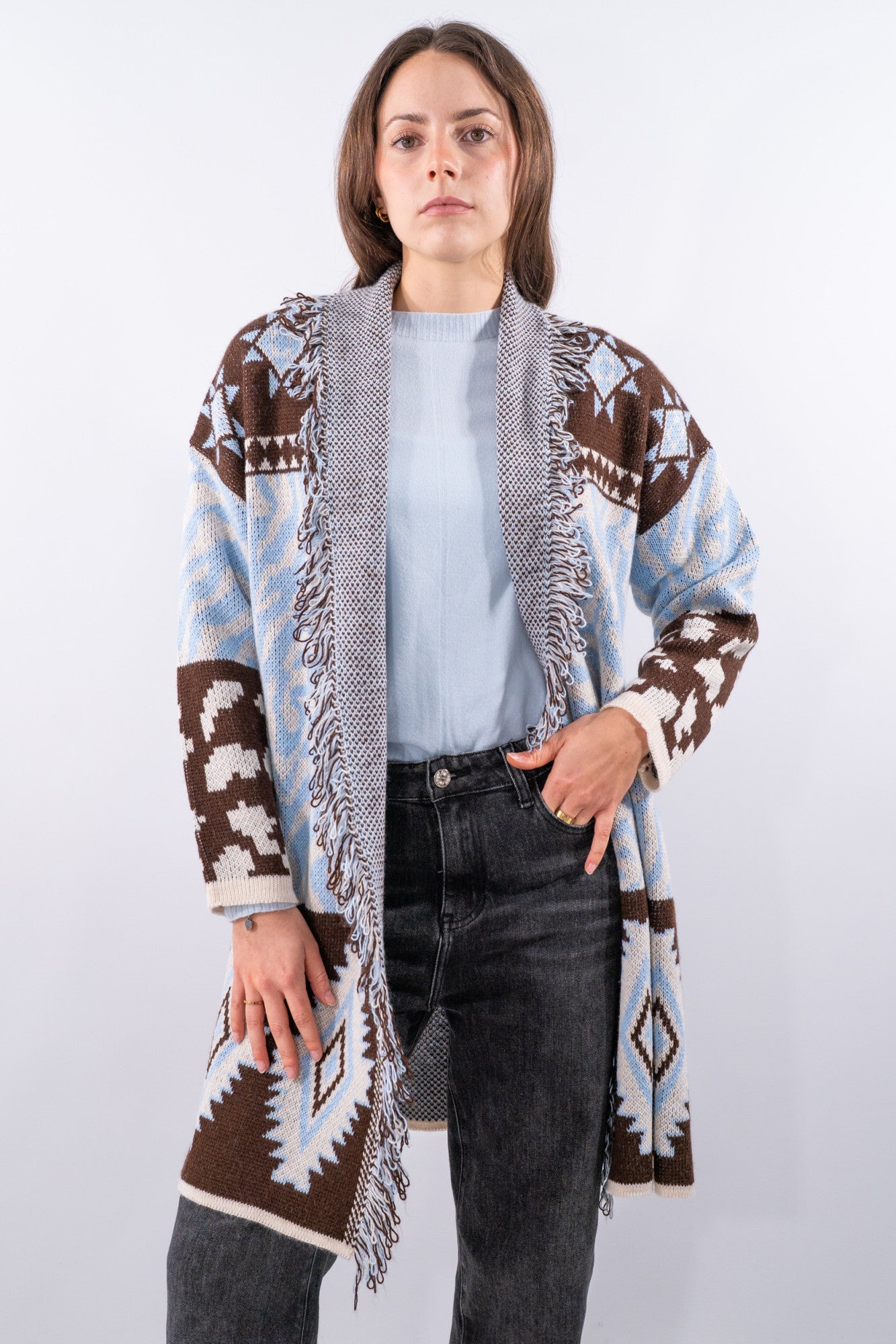 Cardigan lungo in maglia jacquard con profili frangiati