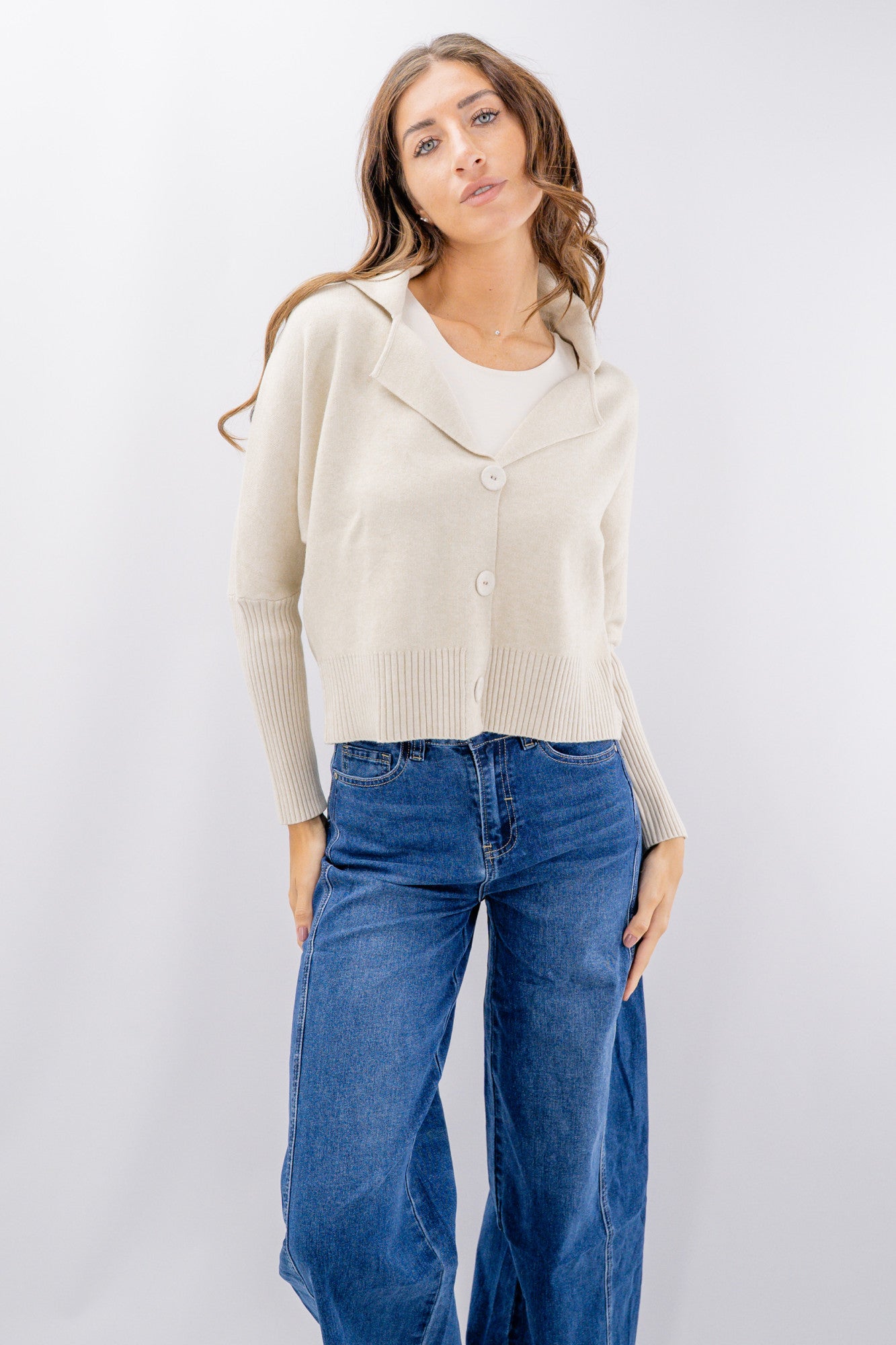 Cardigan corto con collo a revers e maxi bottoni