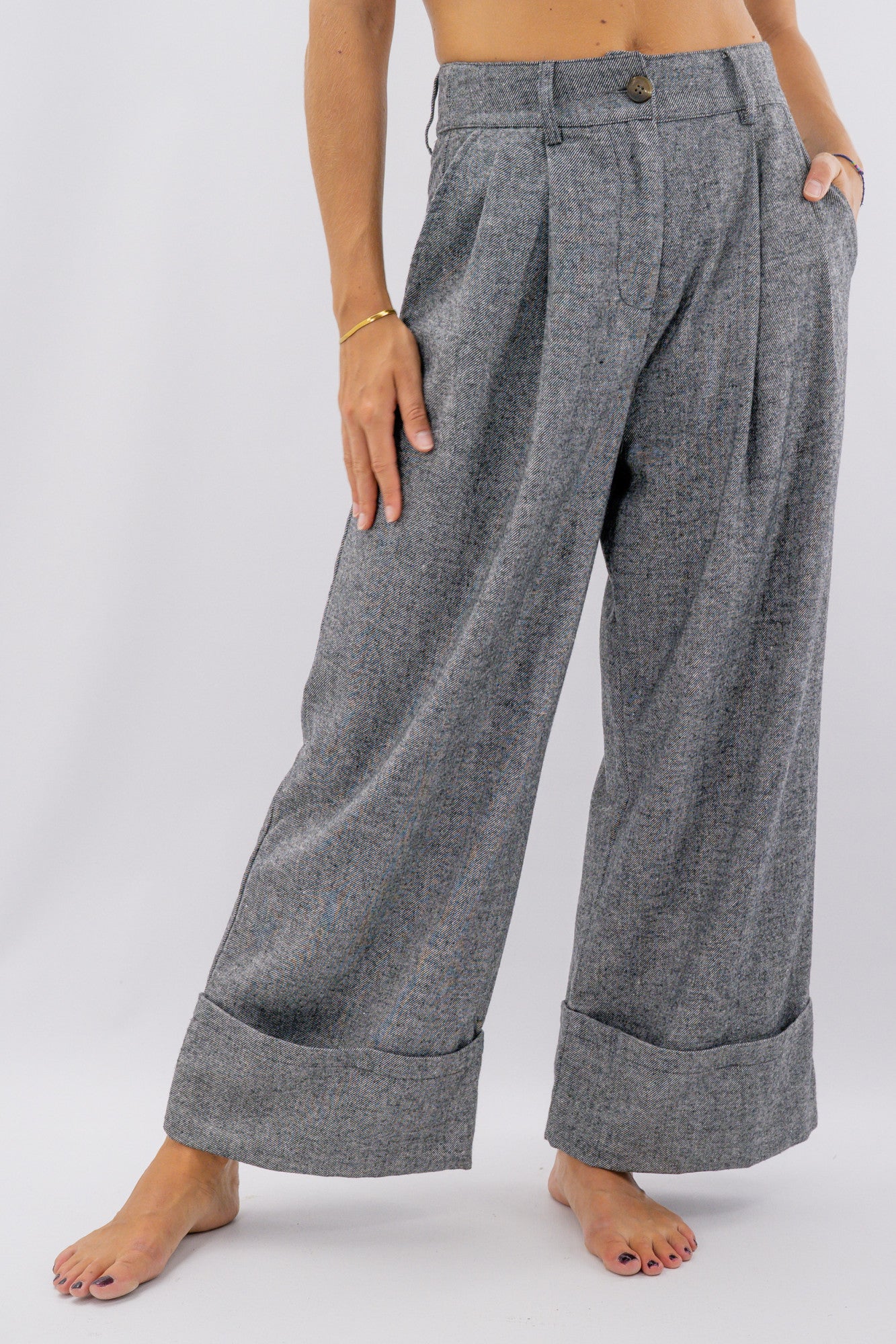 Pantalone tweed palazzo con maxi risvolto e pinces