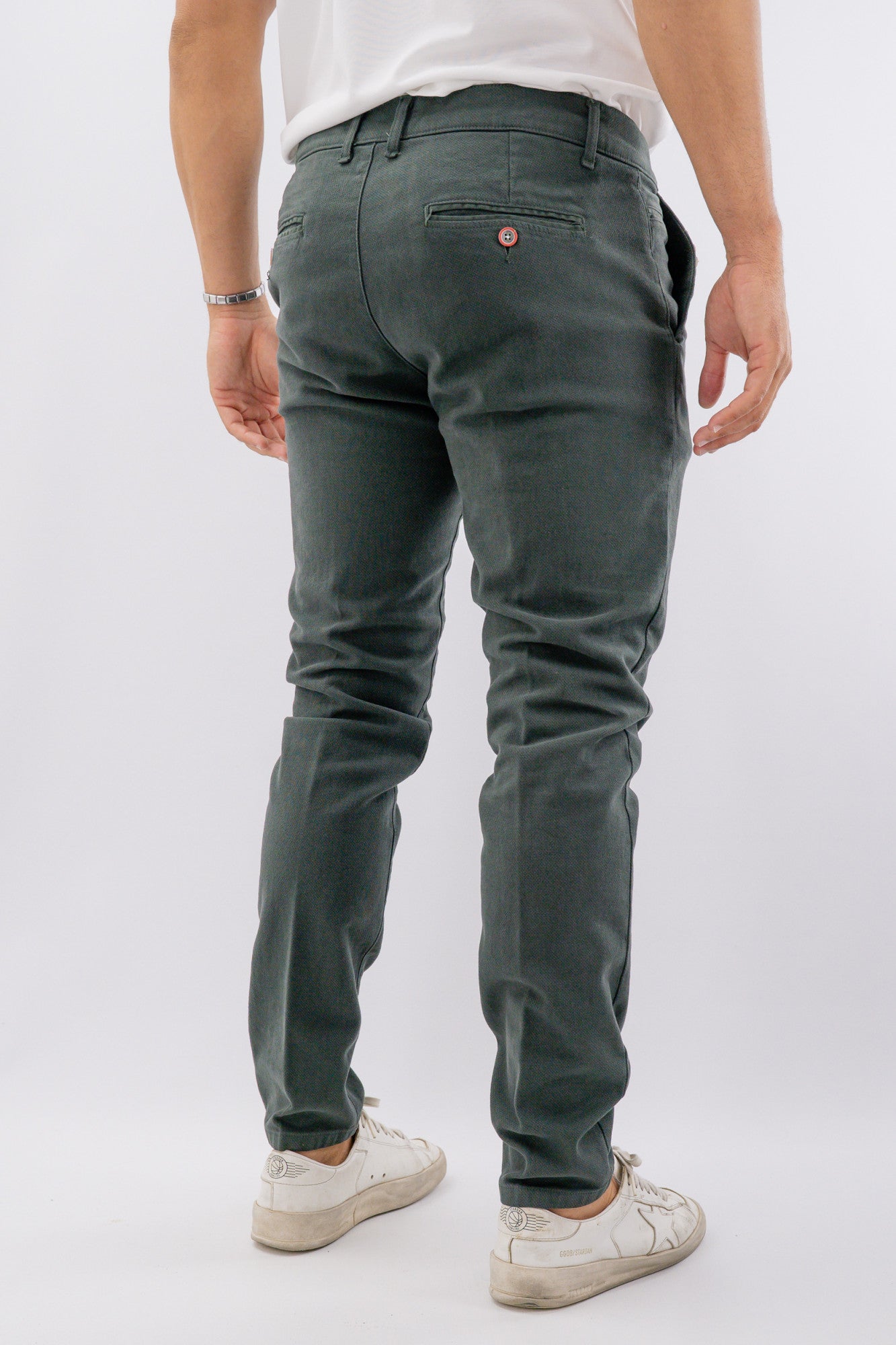 Pantalone basico con linea asciutta e dettaglio bottoncini