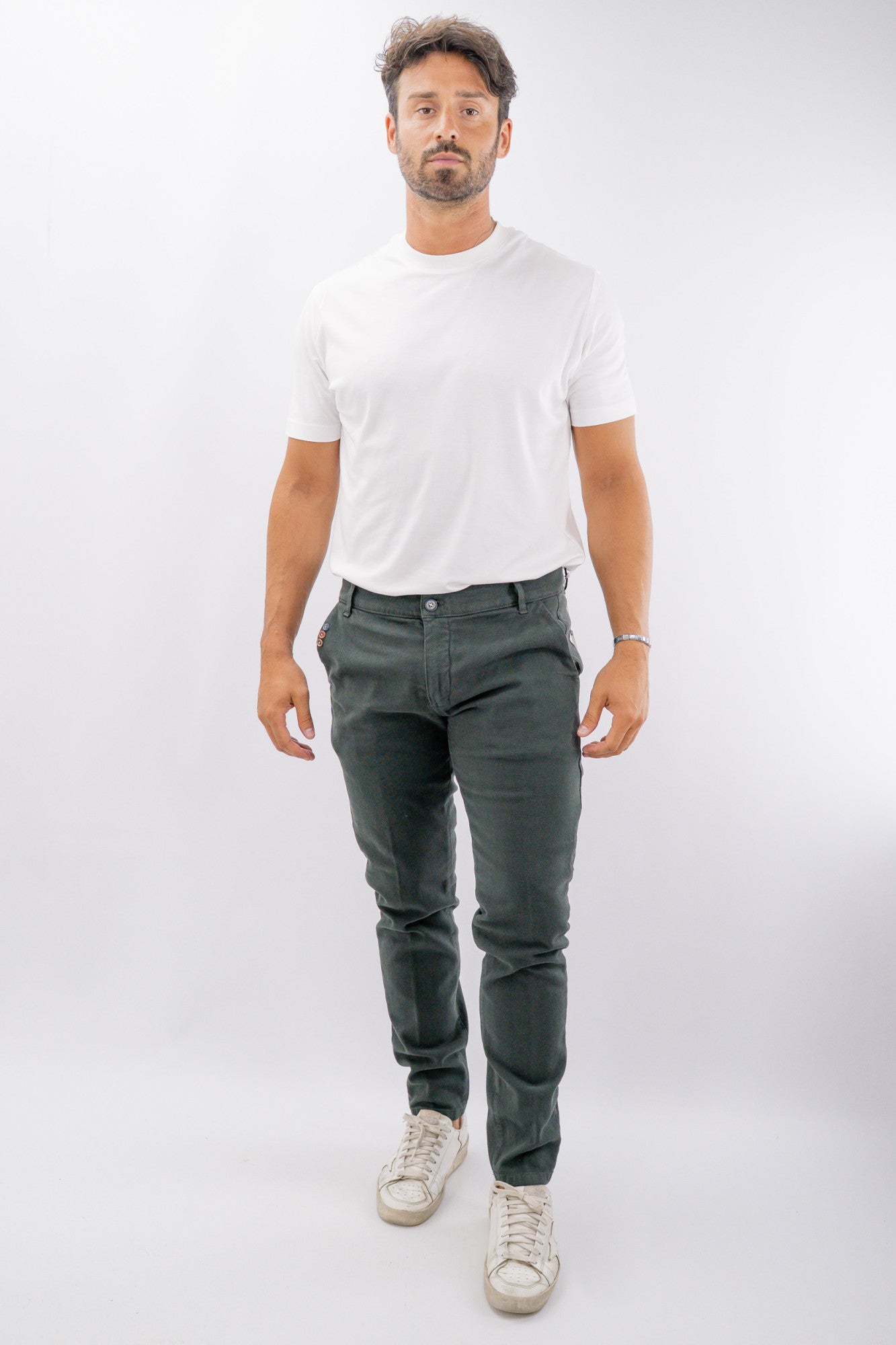 Pantalone basico con linea asciutta e dettaglio bottoncini