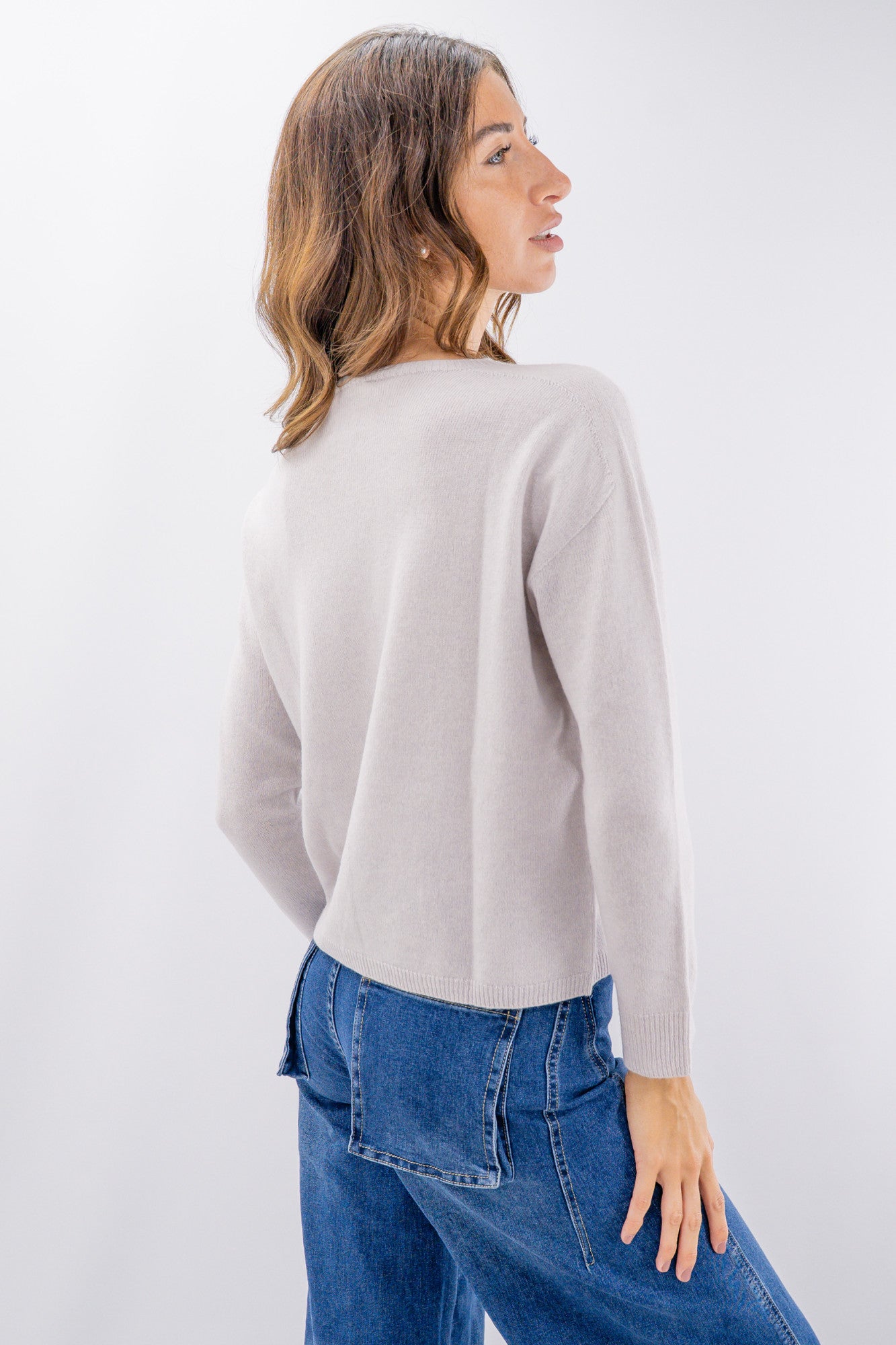 Maglia essenziale in misto lana e cashmere con collo barchetta