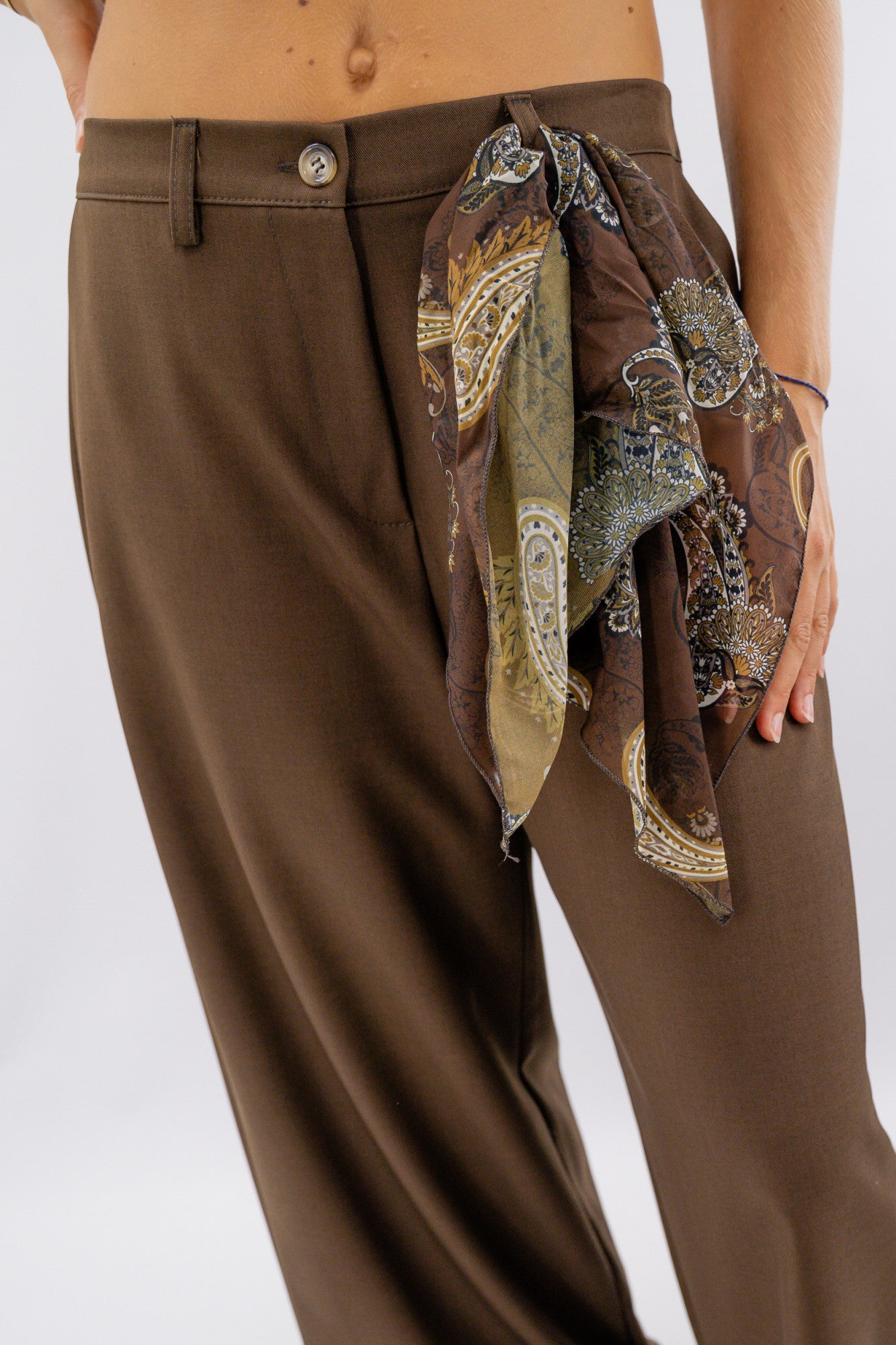 Pantalone a palazzo con foulard