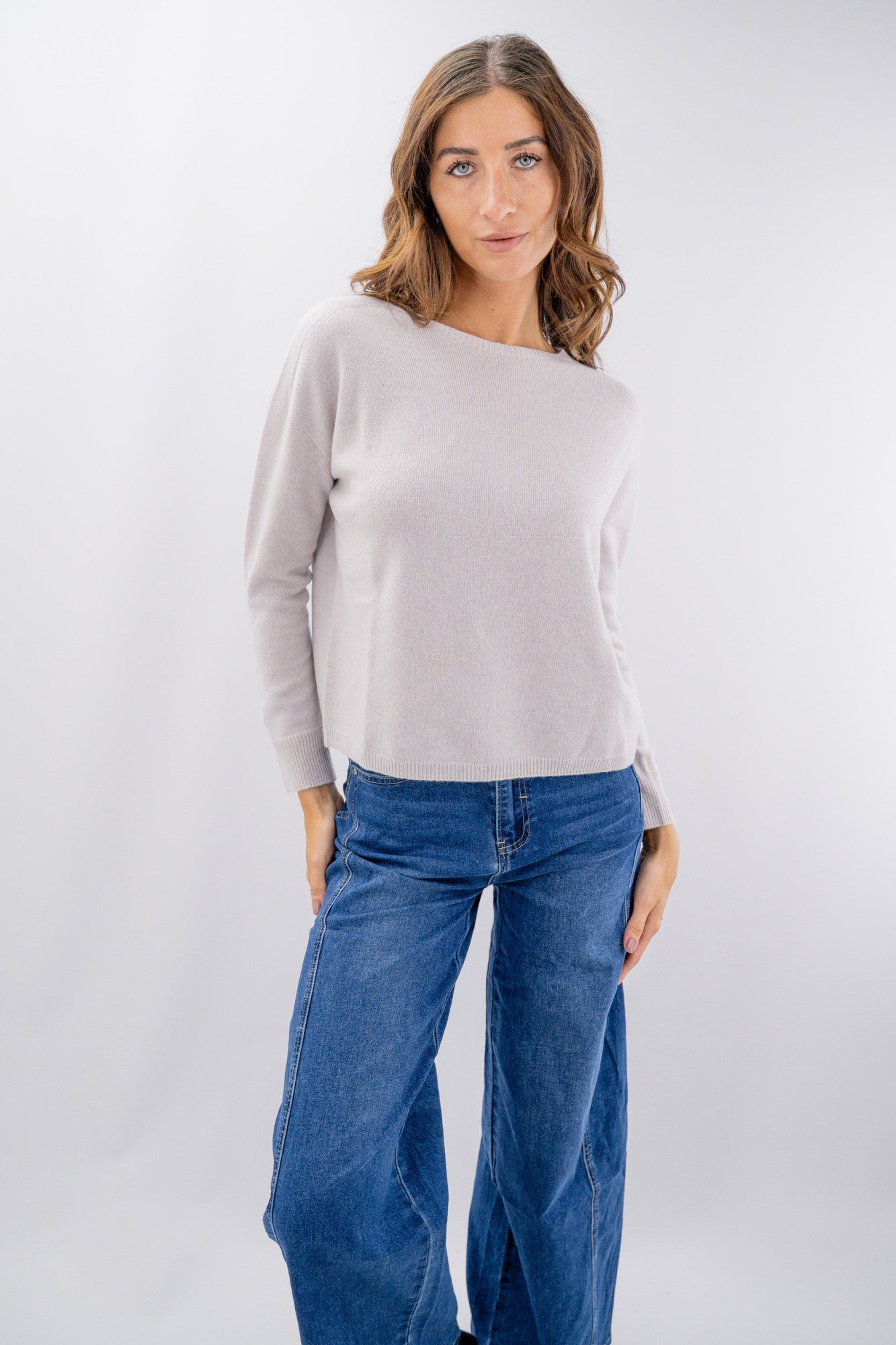 Maglia essenziale in misto lana e cashmere con collo barchetta