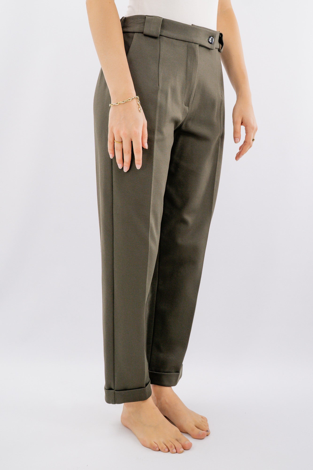 Pantalone con risvolto sul fondo