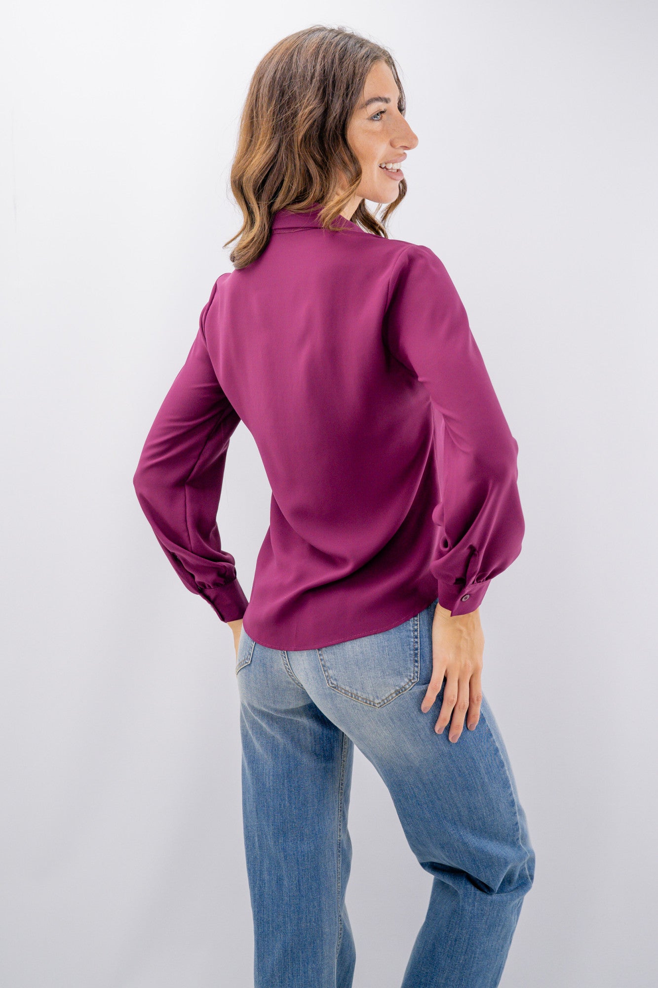 Camicia effetto raso elegante ed essenziale