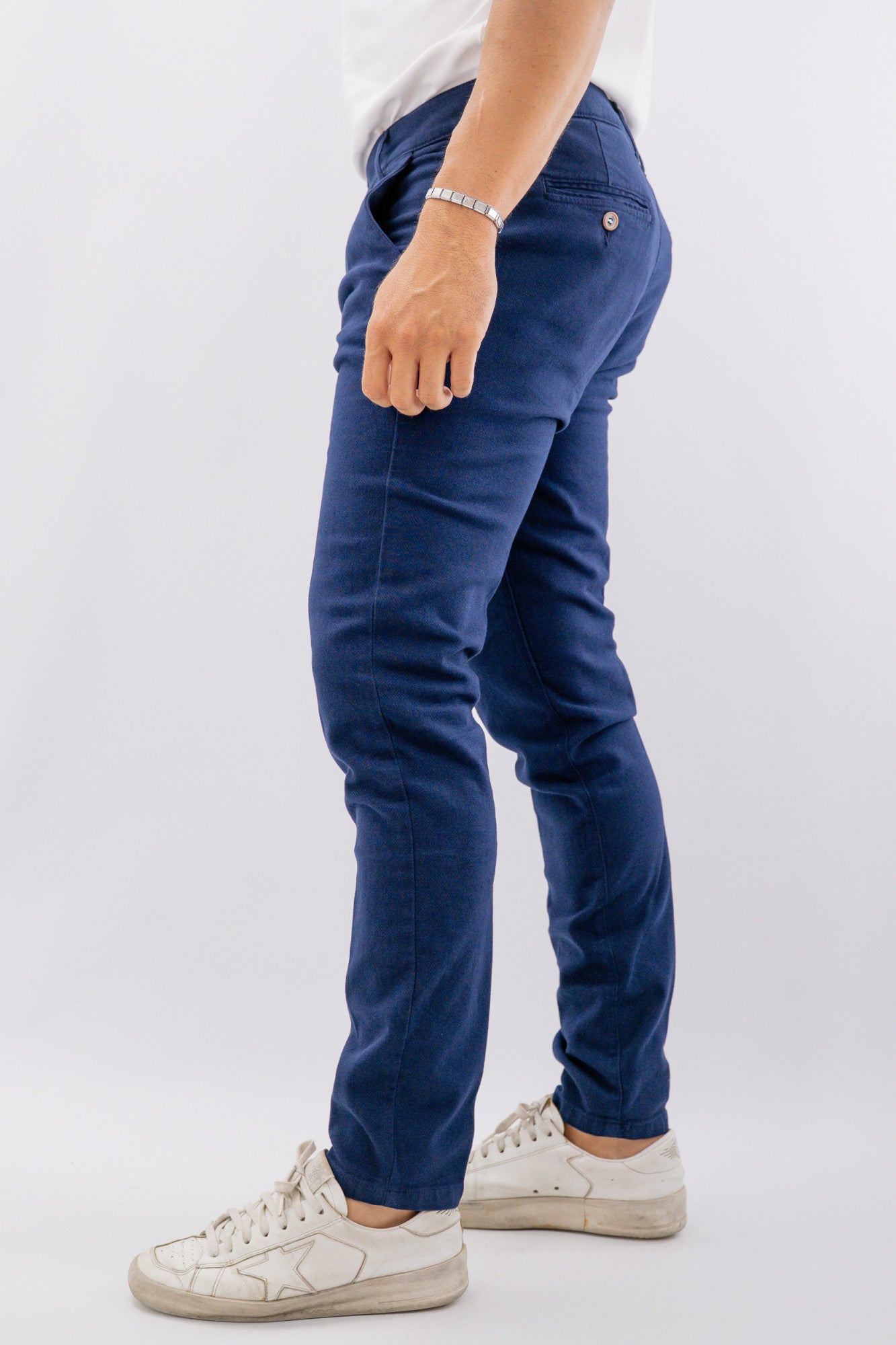 Pantalone basico con linea asciutta e dettaglio bottoncini