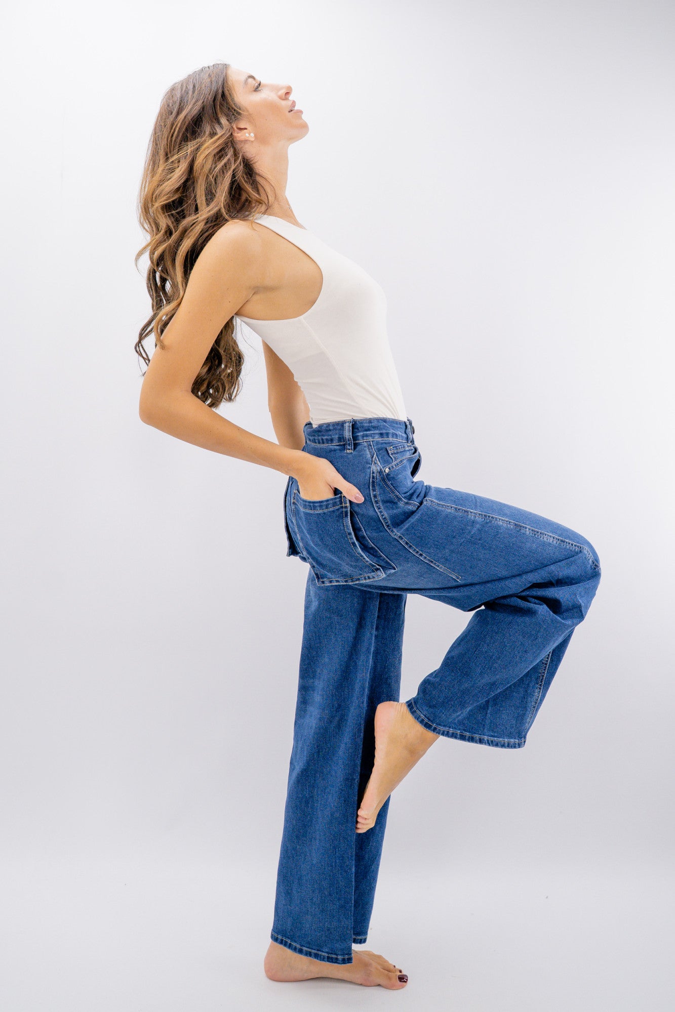 Jeans wide leg con tasche sovrapposte e tagli sagomati