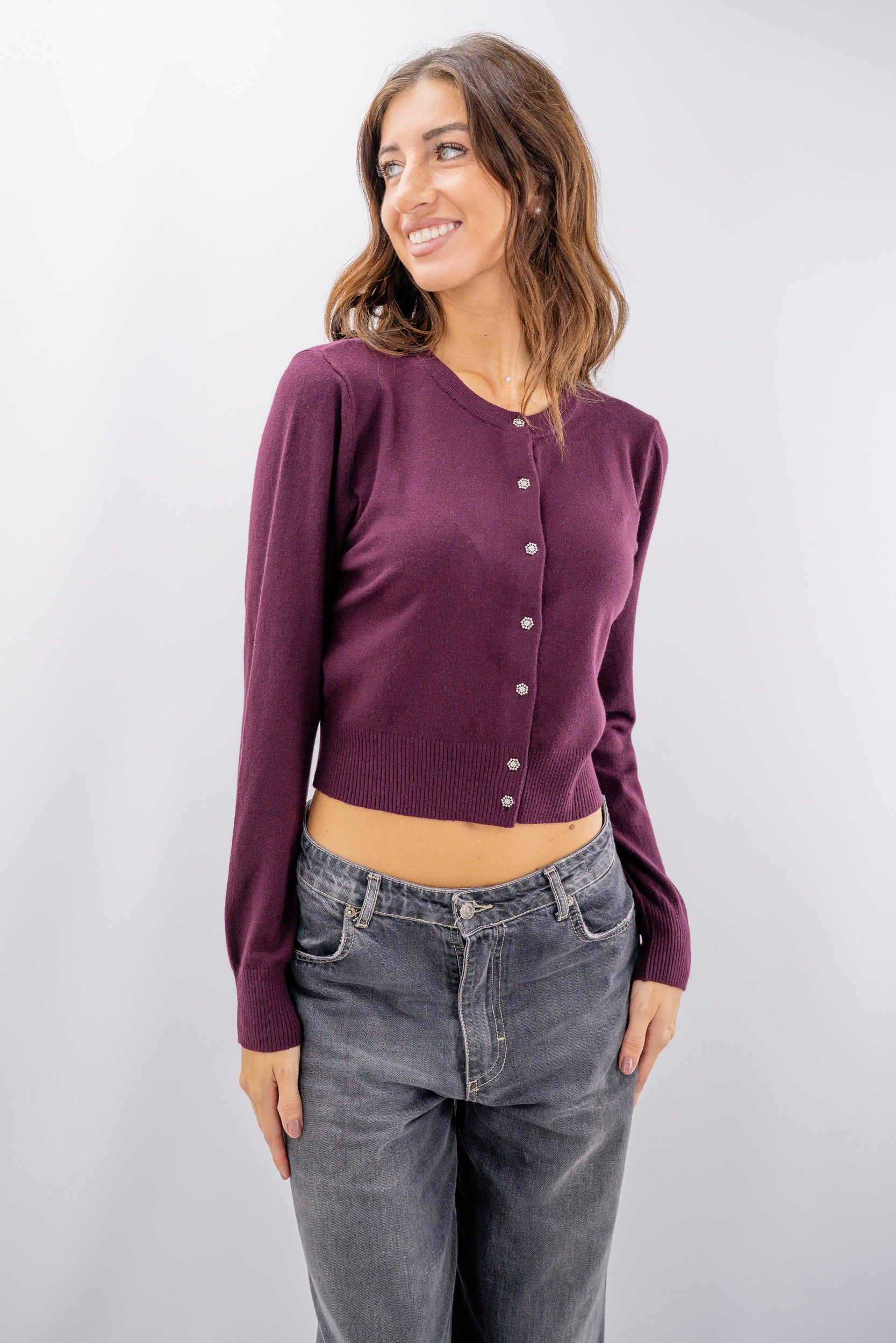 Golfino cropped con bottoni gioiello