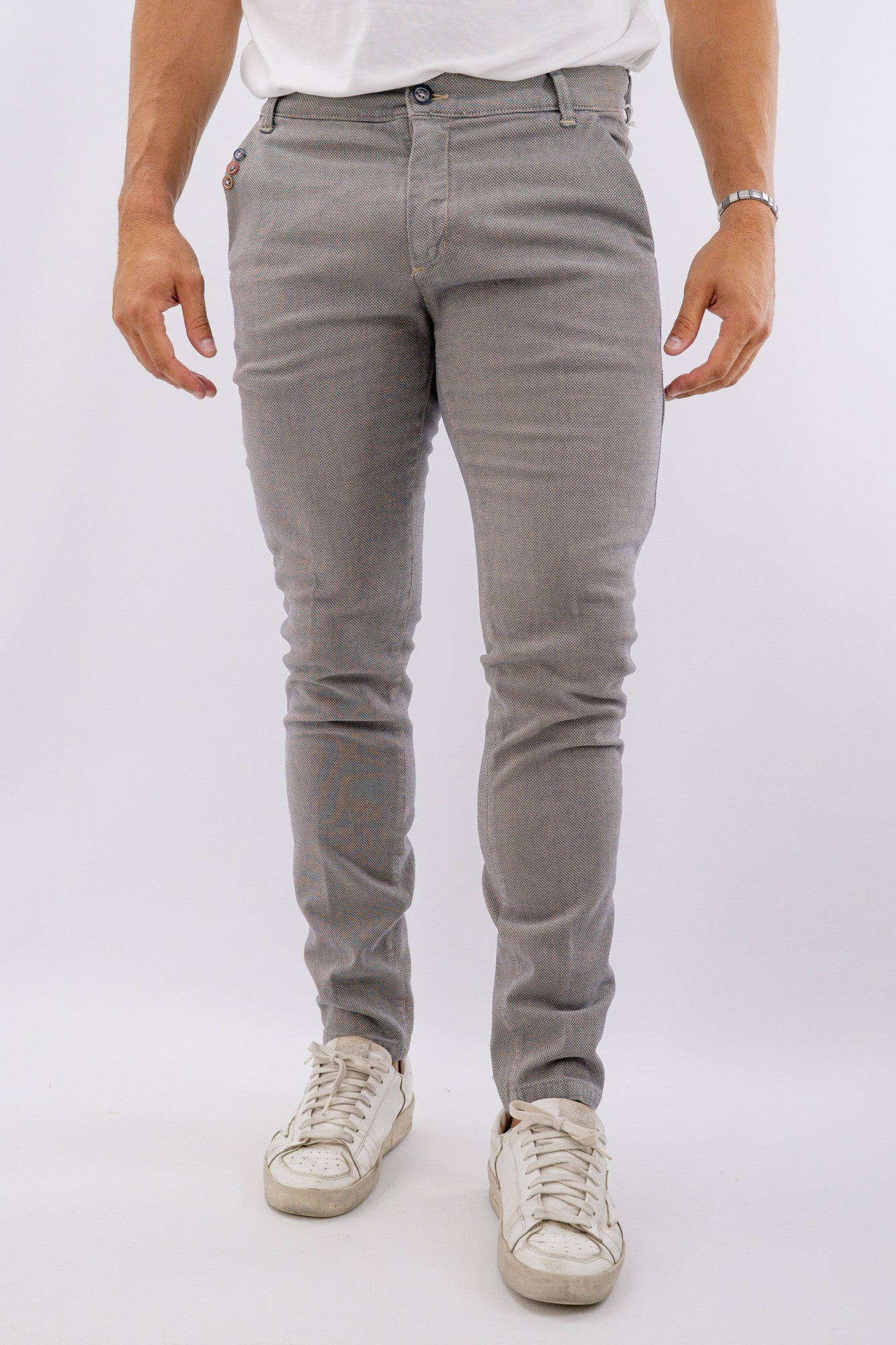 Pantalone basico con linea asciutta e dettaglio bottoncini